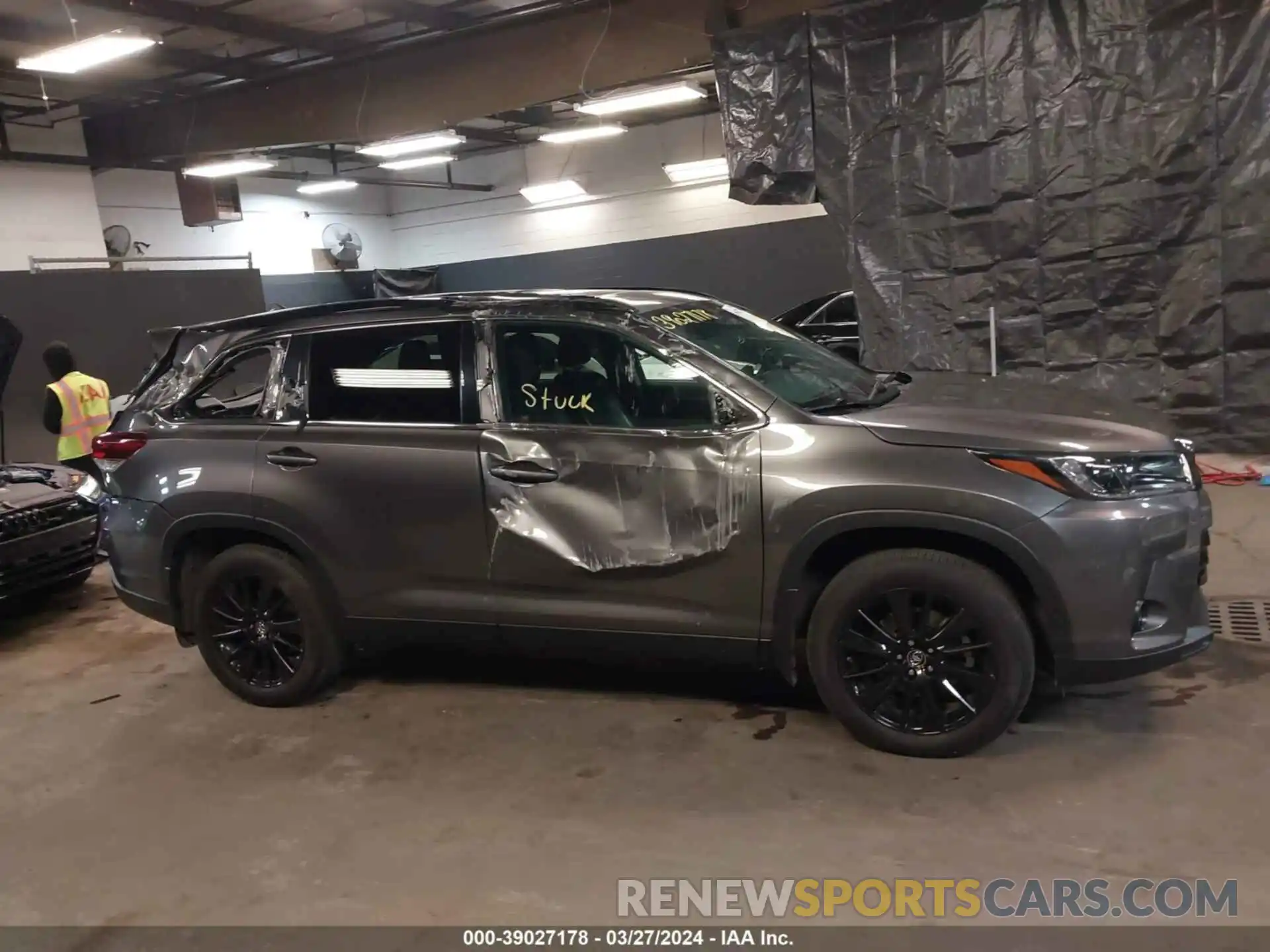 13 Photograph of a damaged car 5TDJZRFH0KS616311 TOYOTA HIGHLANDER 2019