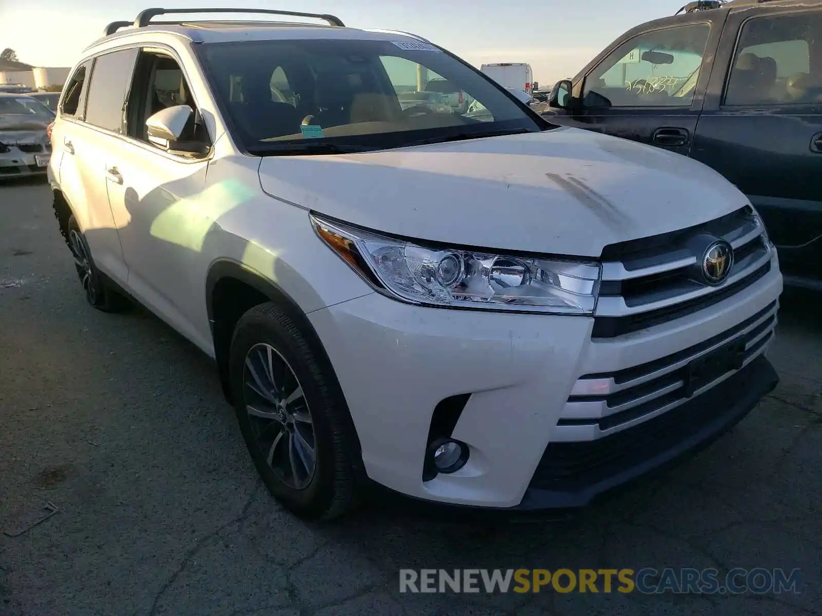 1 Photograph of a damaged car 5TDJZRFH0KS616941 TOYOTA HIGHLANDER 2019