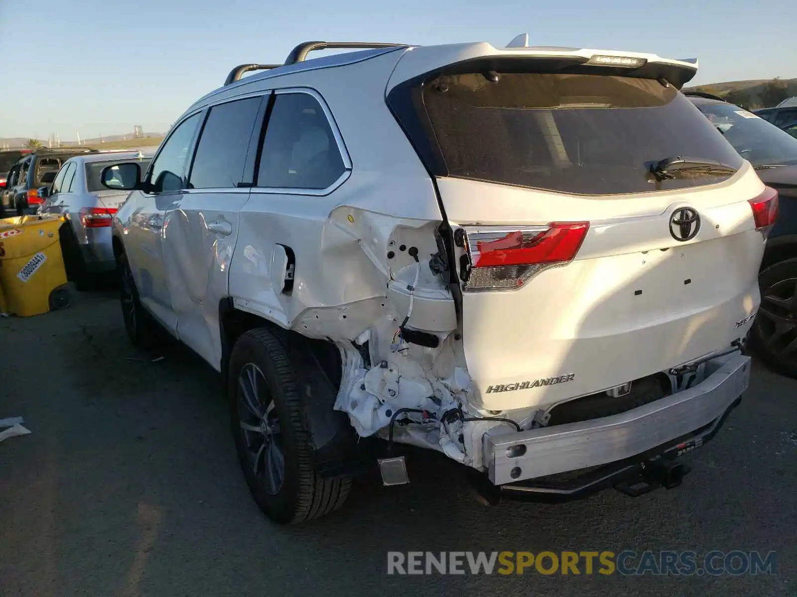 3 Photograph of a damaged car 5TDJZRFH0KS616941 TOYOTA HIGHLANDER 2019