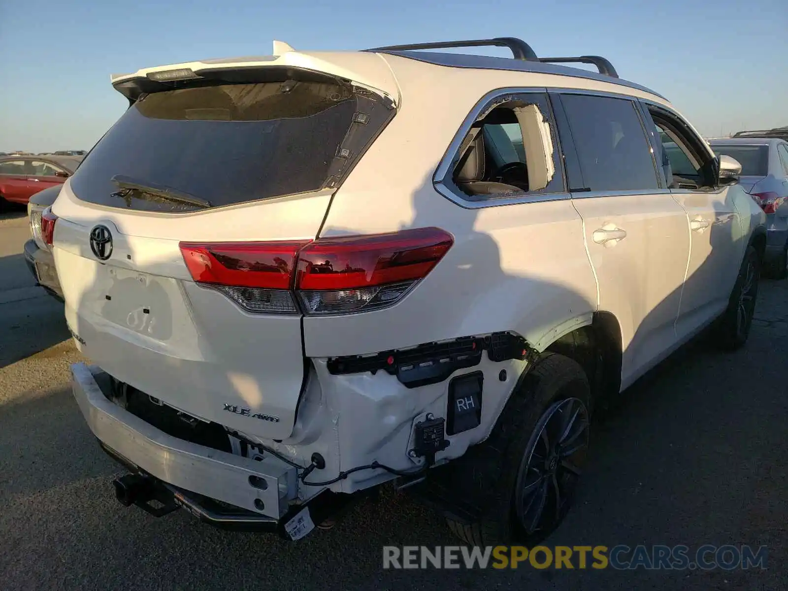 4 Photograph of a damaged car 5TDJZRFH0KS616941 TOYOTA HIGHLANDER 2019