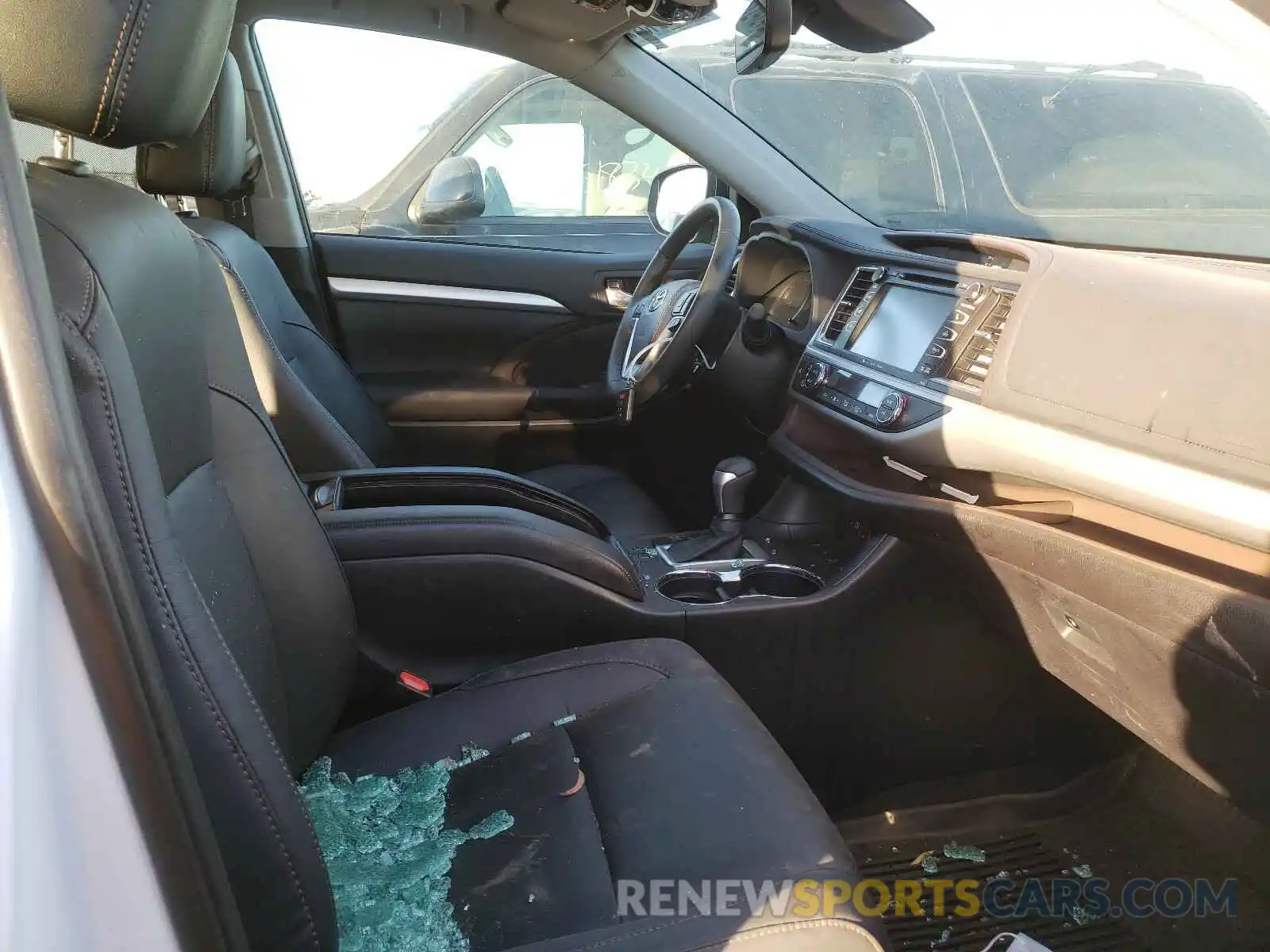 5 Photograph of a damaged car 5TDJZRFH0KS616941 TOYOTA HIGHLANDER 2019