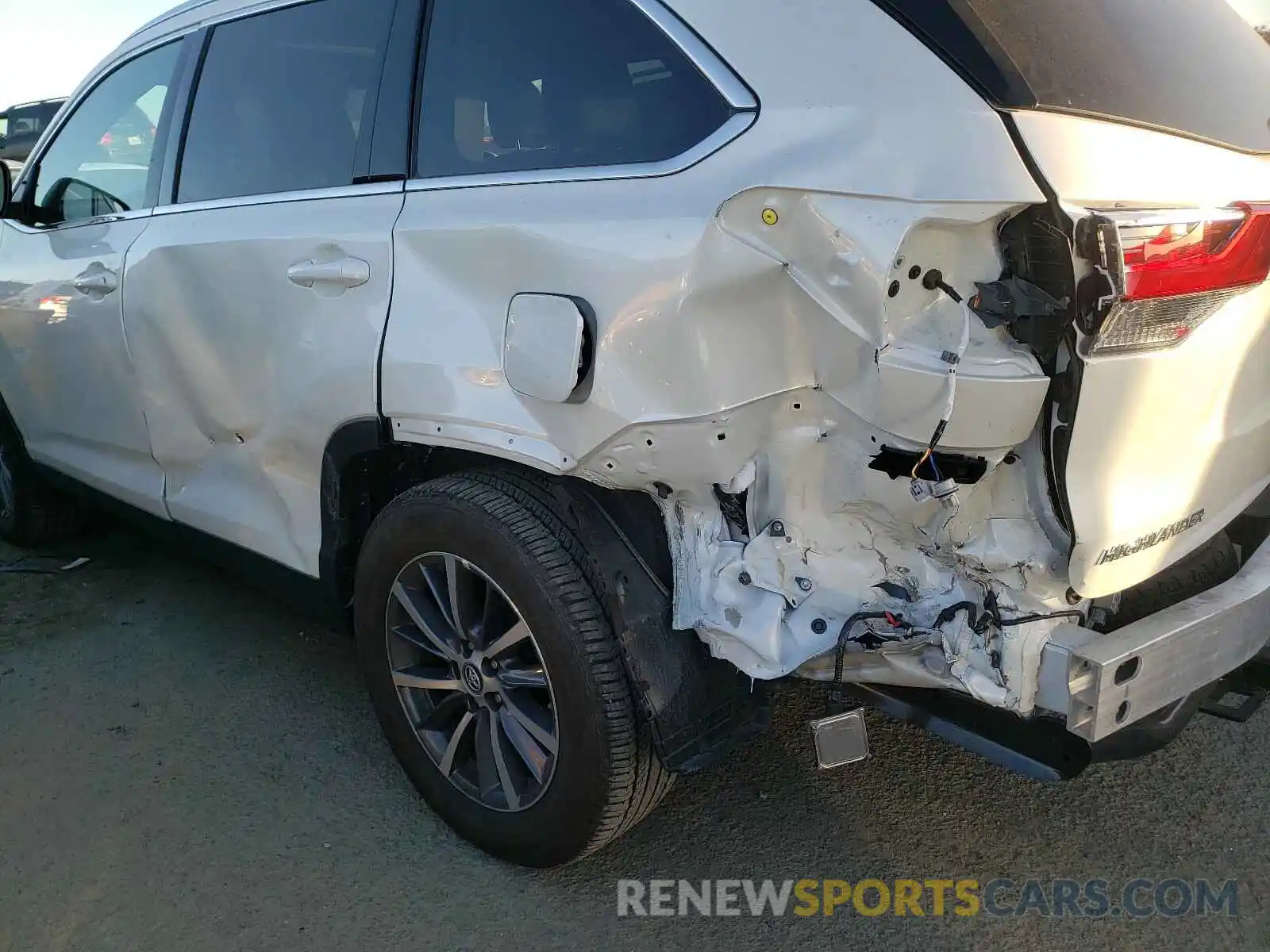 9 Photograph of a damaged car 5TDJZRFH0KS616941 TOYOTA HIGHLANDER 2019