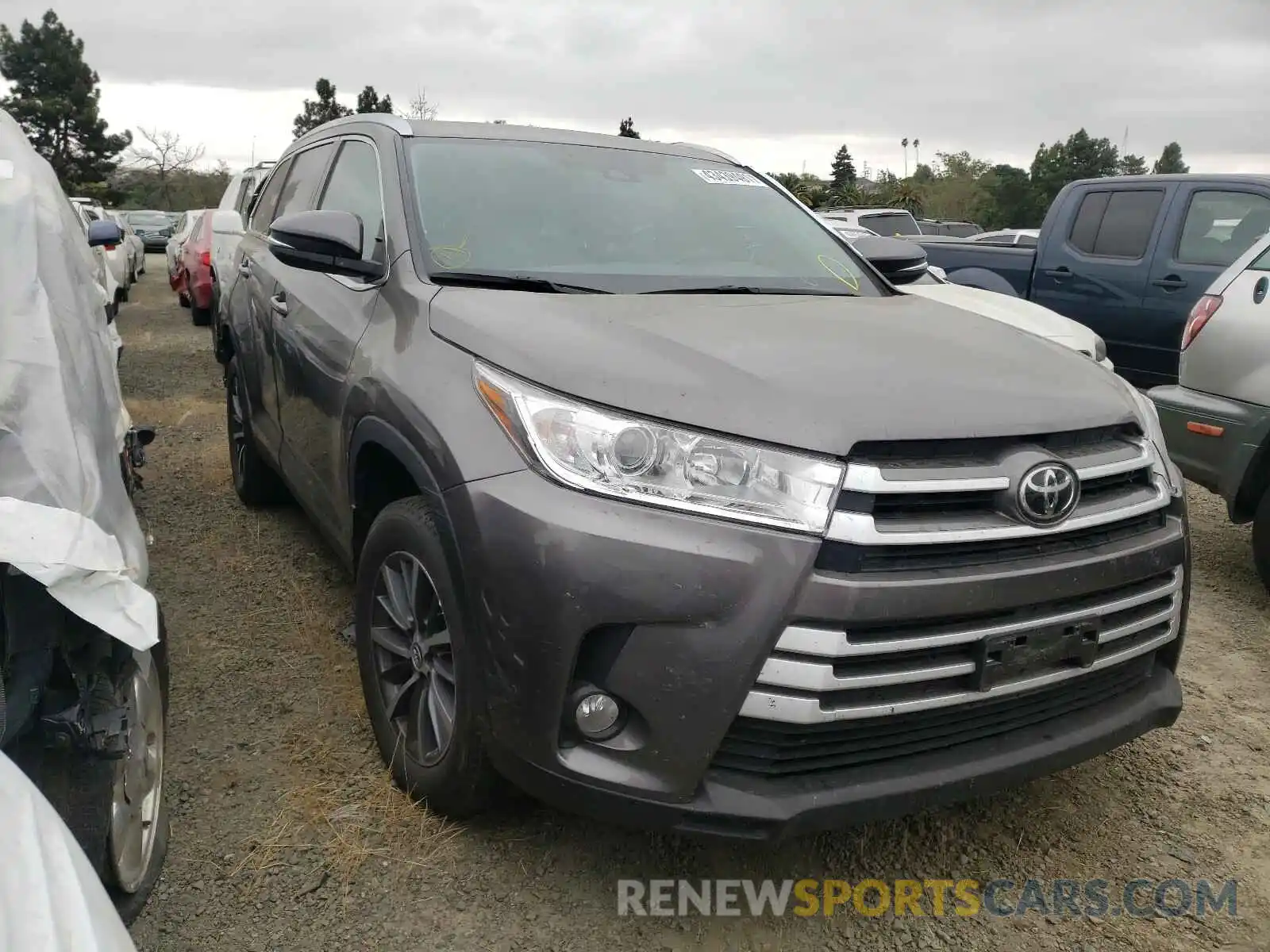 1 Photograph of a damaged car 5TDJZRFH0KS617197 TOYOTA HIGHLANDER 2019