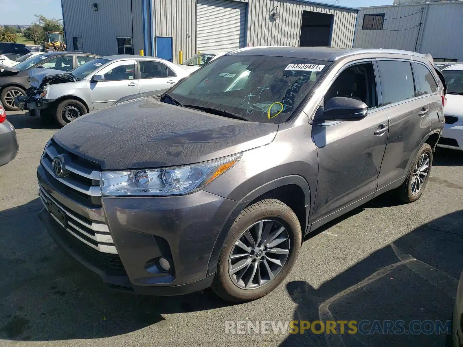 2 Photograph of a damaged car 5TDJZRFH0KS617197 TOYOTA HIGHLANDER 2019