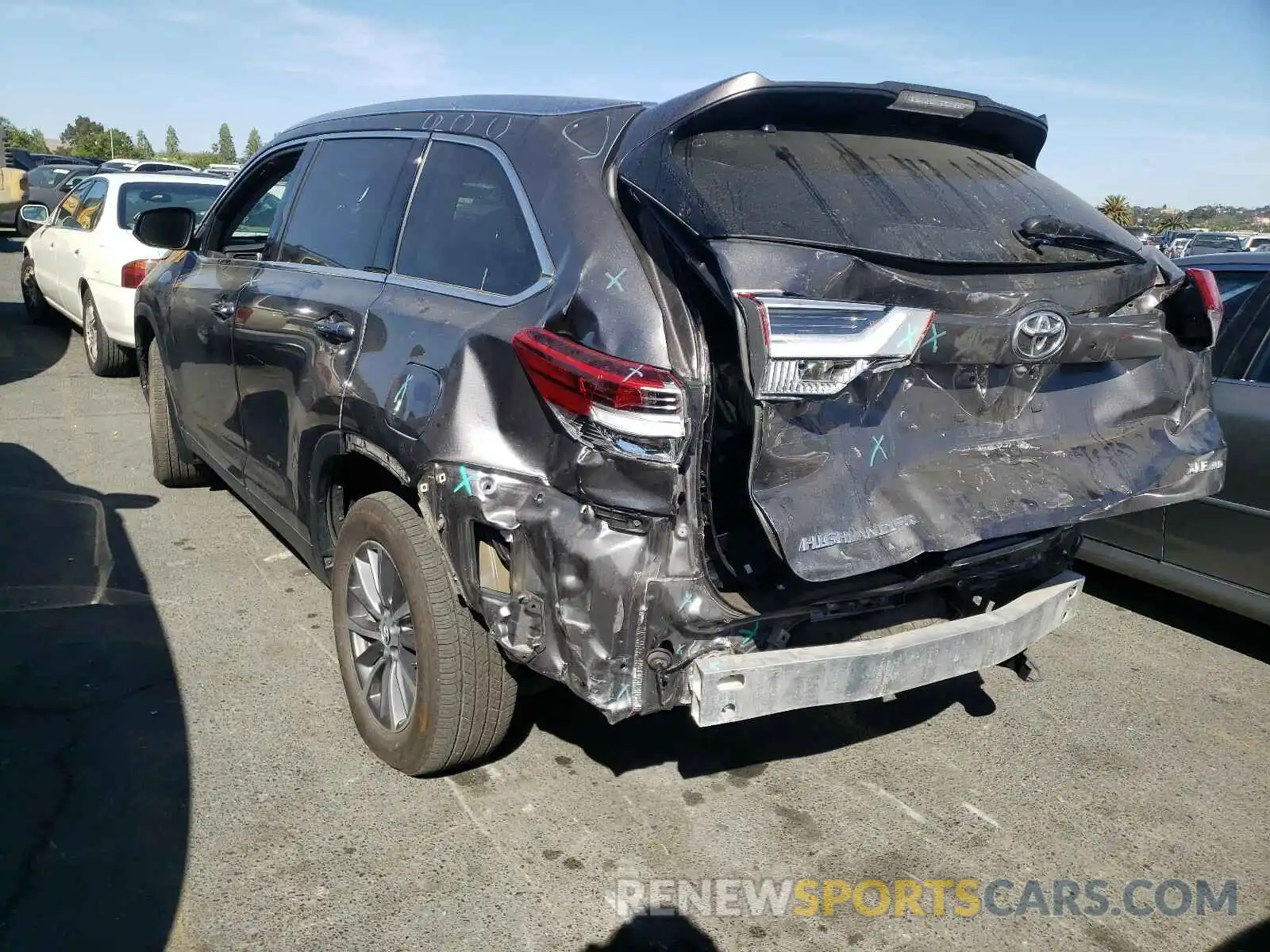 3 Photograph of a damaged car 5TDJZRFH0KS617197 TOYOTA HIGHLANDER 2019