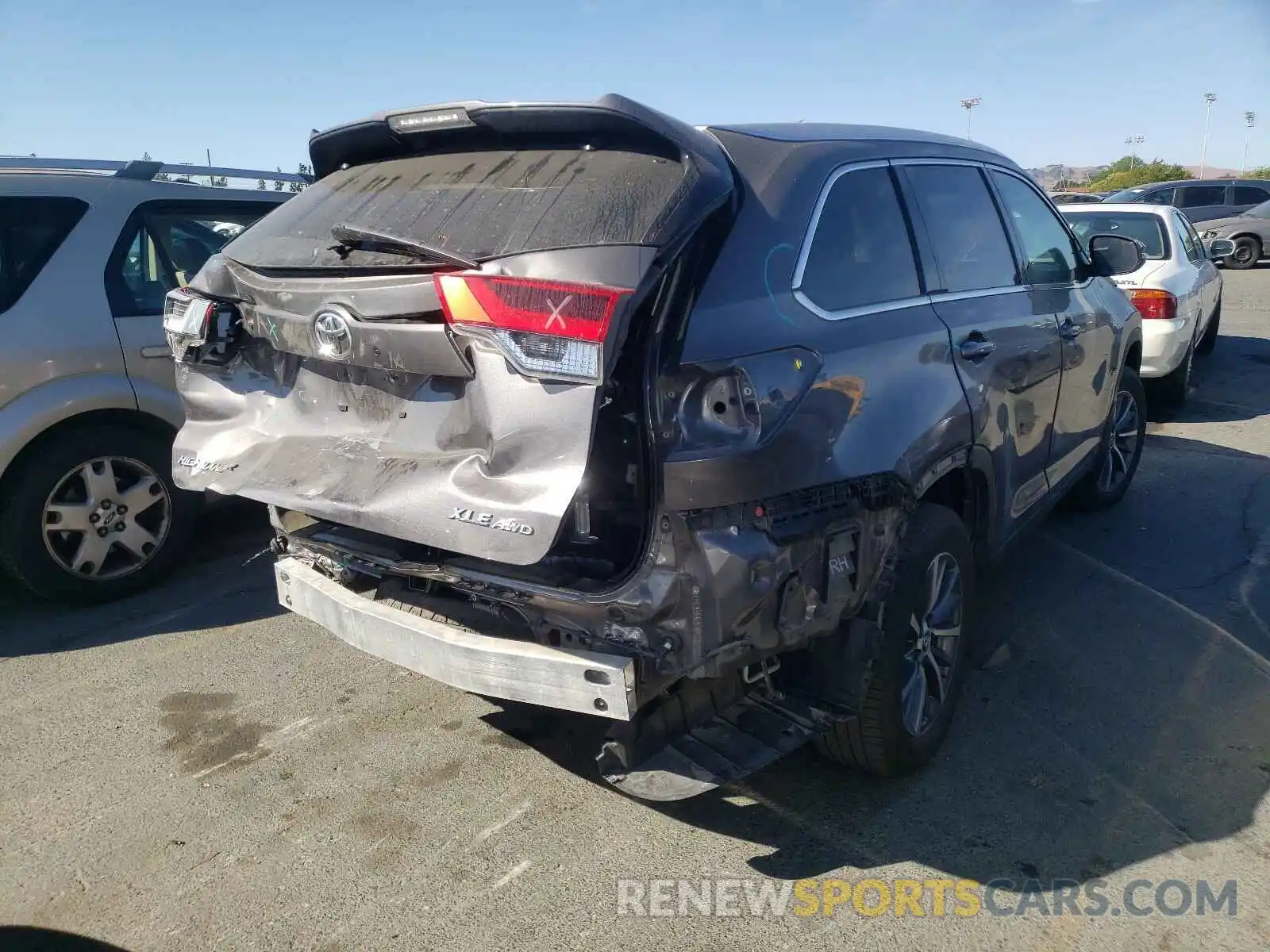 4 Photograph of a damaged car 5TDJZRFH0KS617197 TOYOTA HIGHLANDER 2019