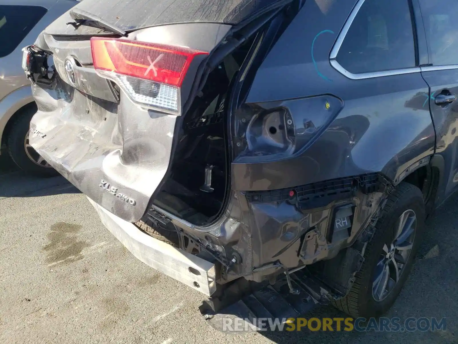 9 Photograph of a damaged car 5TDJZRFH0KS617197 TOYOTA HIGHLANDER 2019