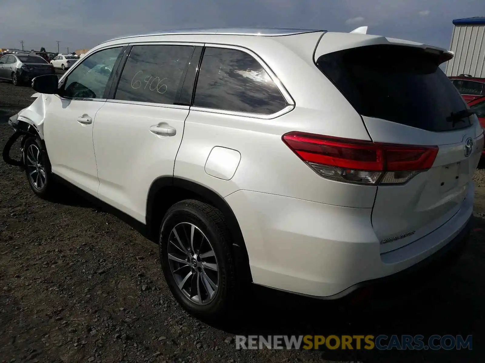 3 Photograph of a damaged car 5TDJZRFH0KS617667 TOYOTA HIGHLANDER 2019