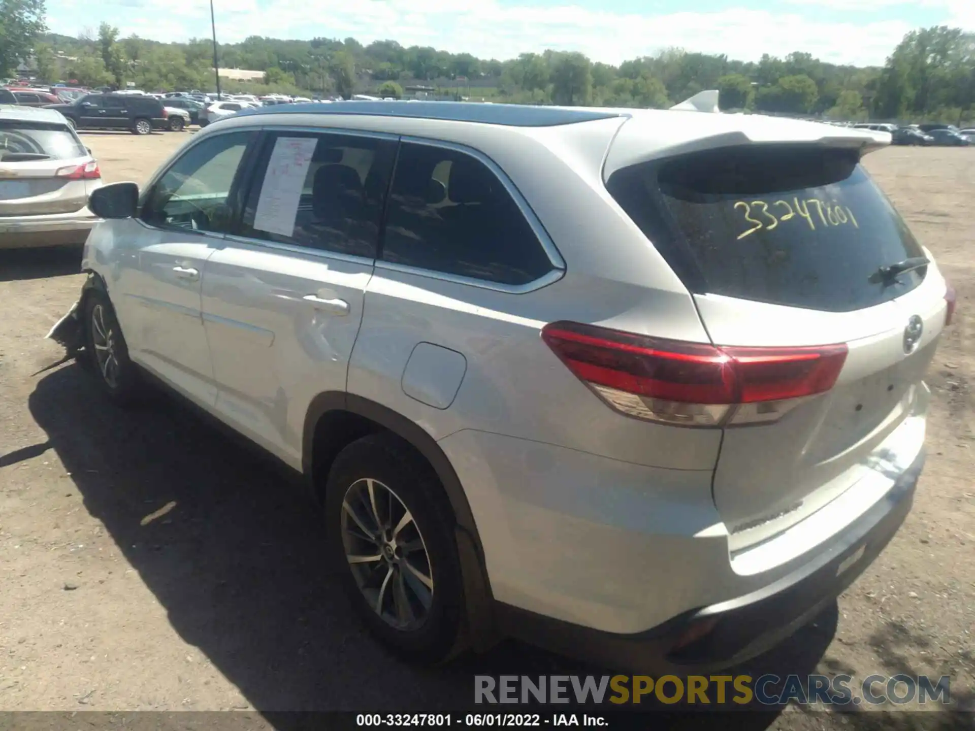 3 Photograph of a damaged car 5TDJZRFH0KS620309 TOYOTA HIGHLANDER 2019