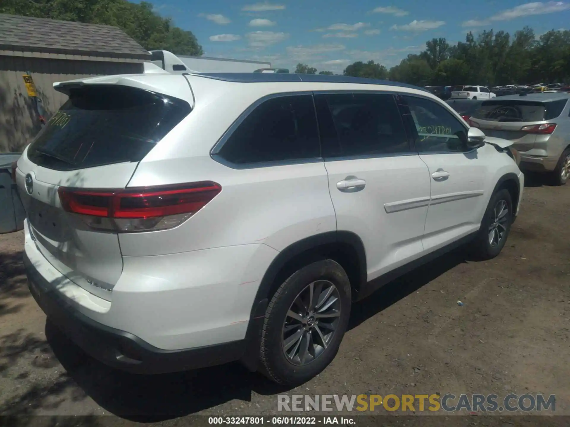 4 Photograph of a damaged car 5TDJZRFH0KS620309 TOYOTA HIGHLANDER 2019