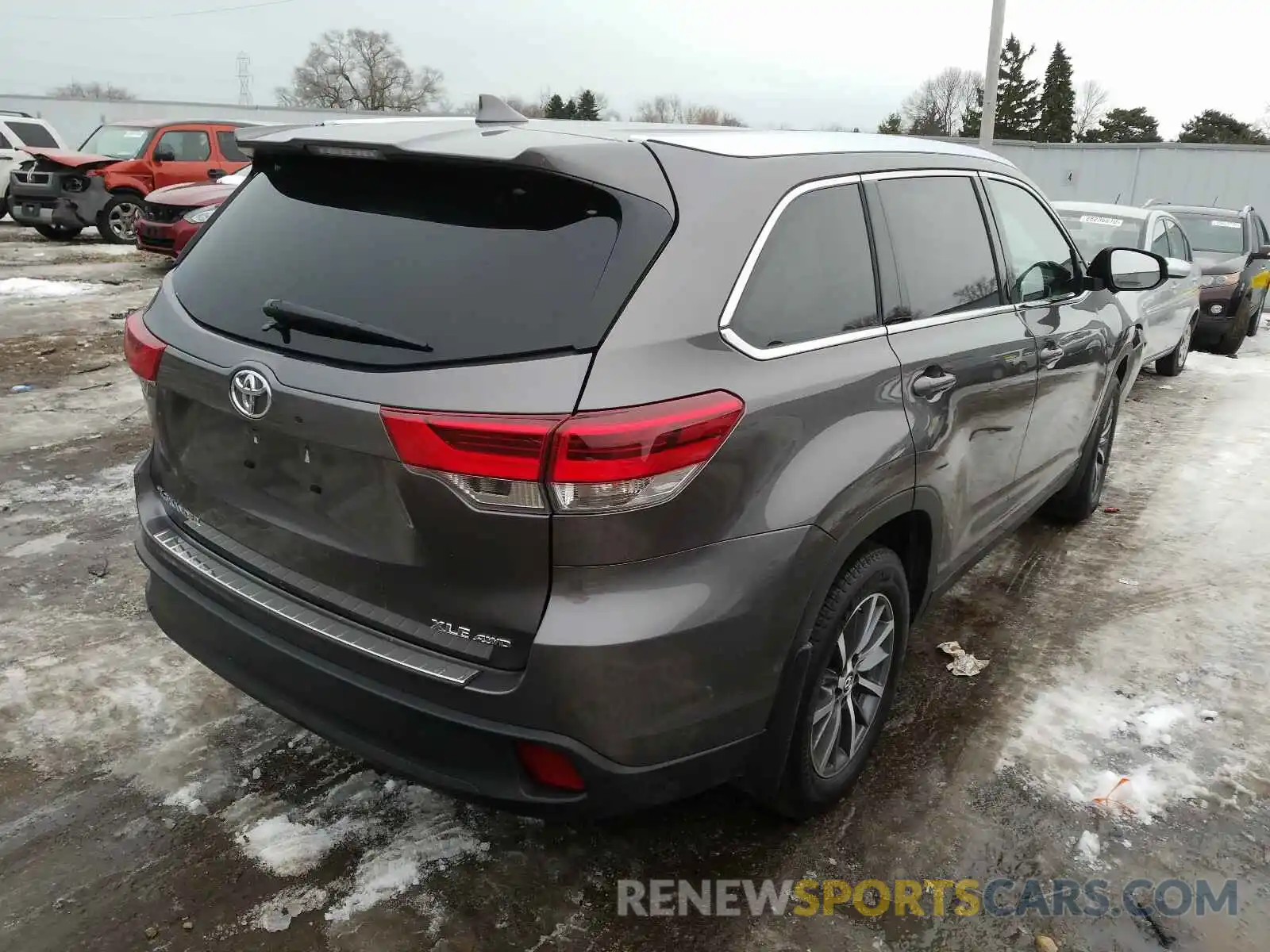 4 Photograph of a damaged car 5TDJZRFH0KS621413 TOYOTA HIGHLANDER 2019