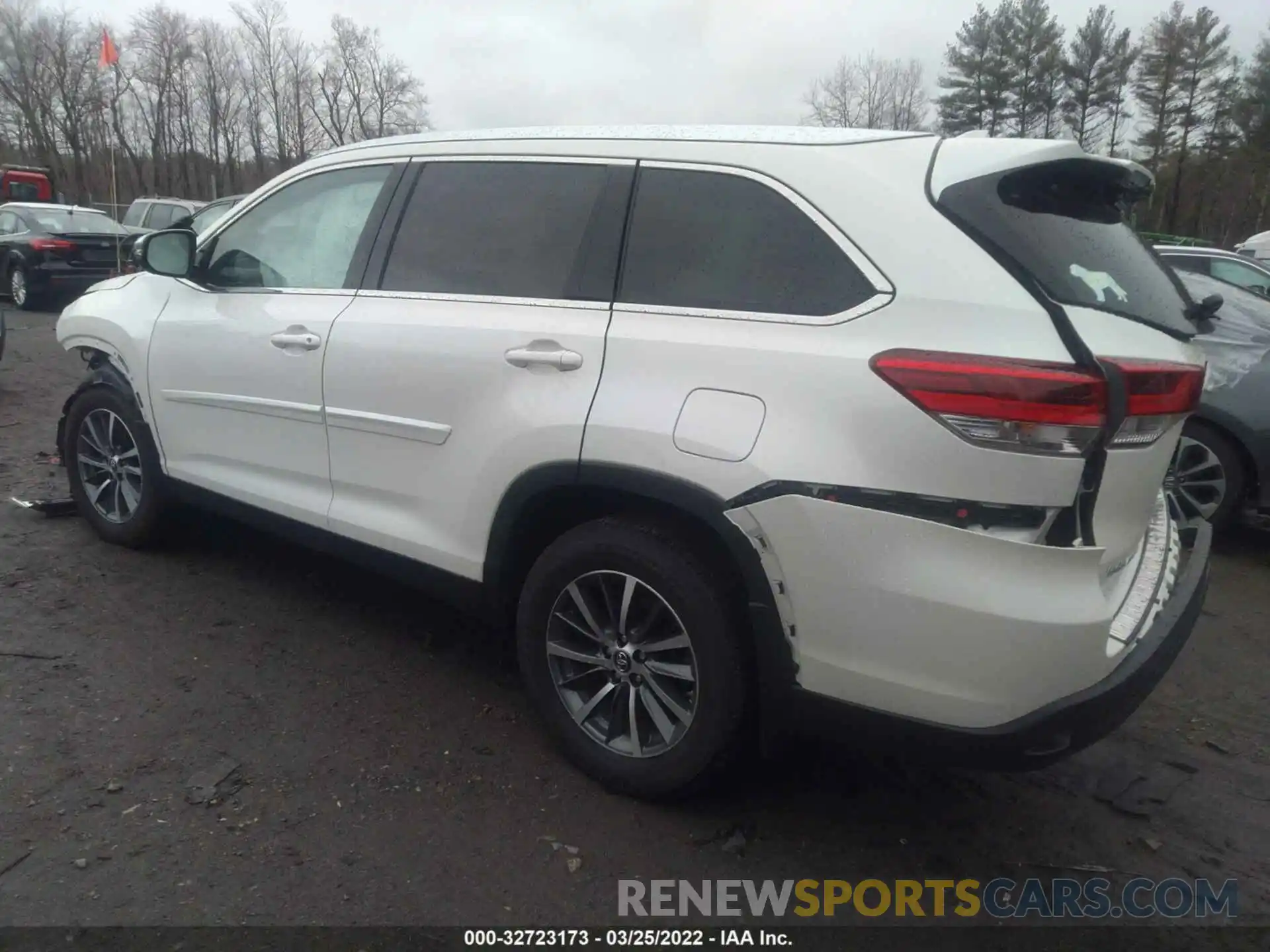 3 Photograph of a damaged car 5TDJZRFH0KS621895 TOYOTA HIGHLANDER 2019