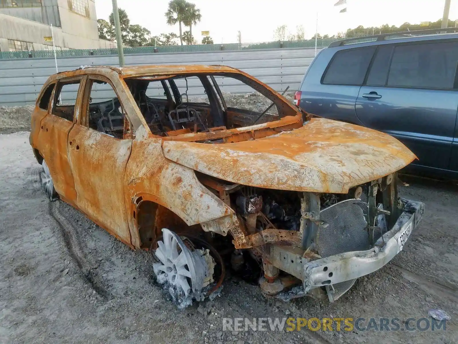 1 Photograph of a damaged car 5TDJZRFH0KS622805 TOYOTA HIGHLANDER 2019