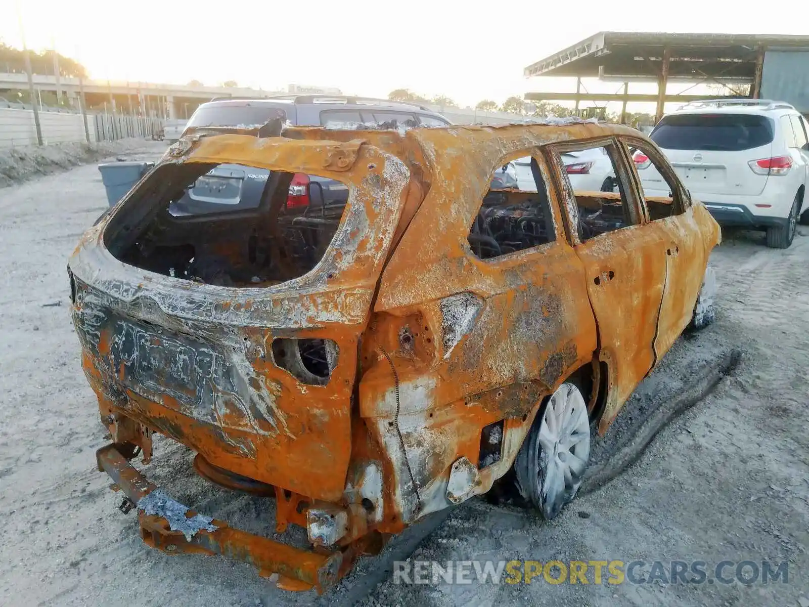 4 Photograph of a damaged car 5TDJZRFH0KS622805 TOYOTA HIGHLANDER 2019