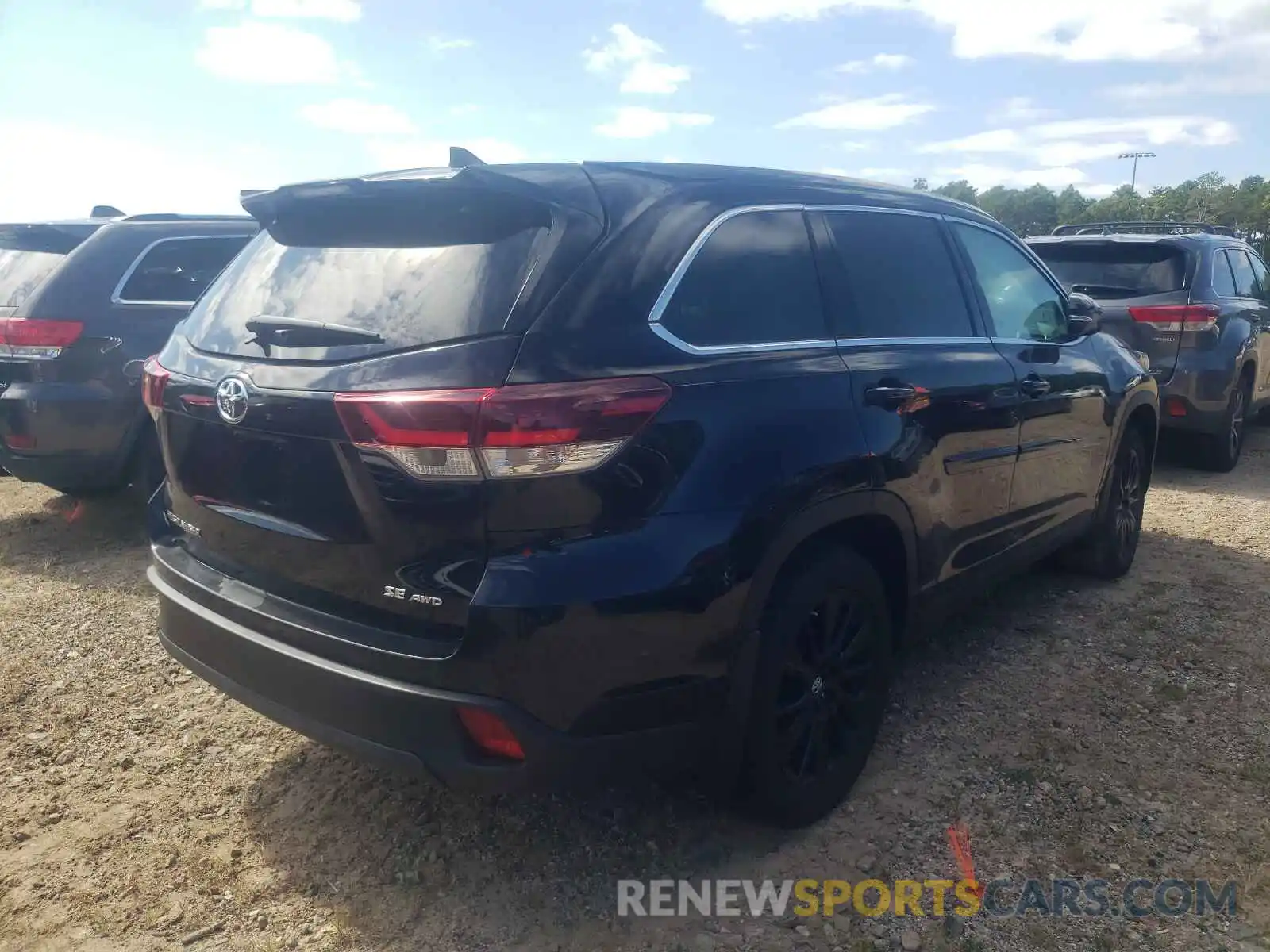 4 Photograph of a damaged car 5TDJZRFH0KS622870 TOYOTA HIGHLANDER 2019