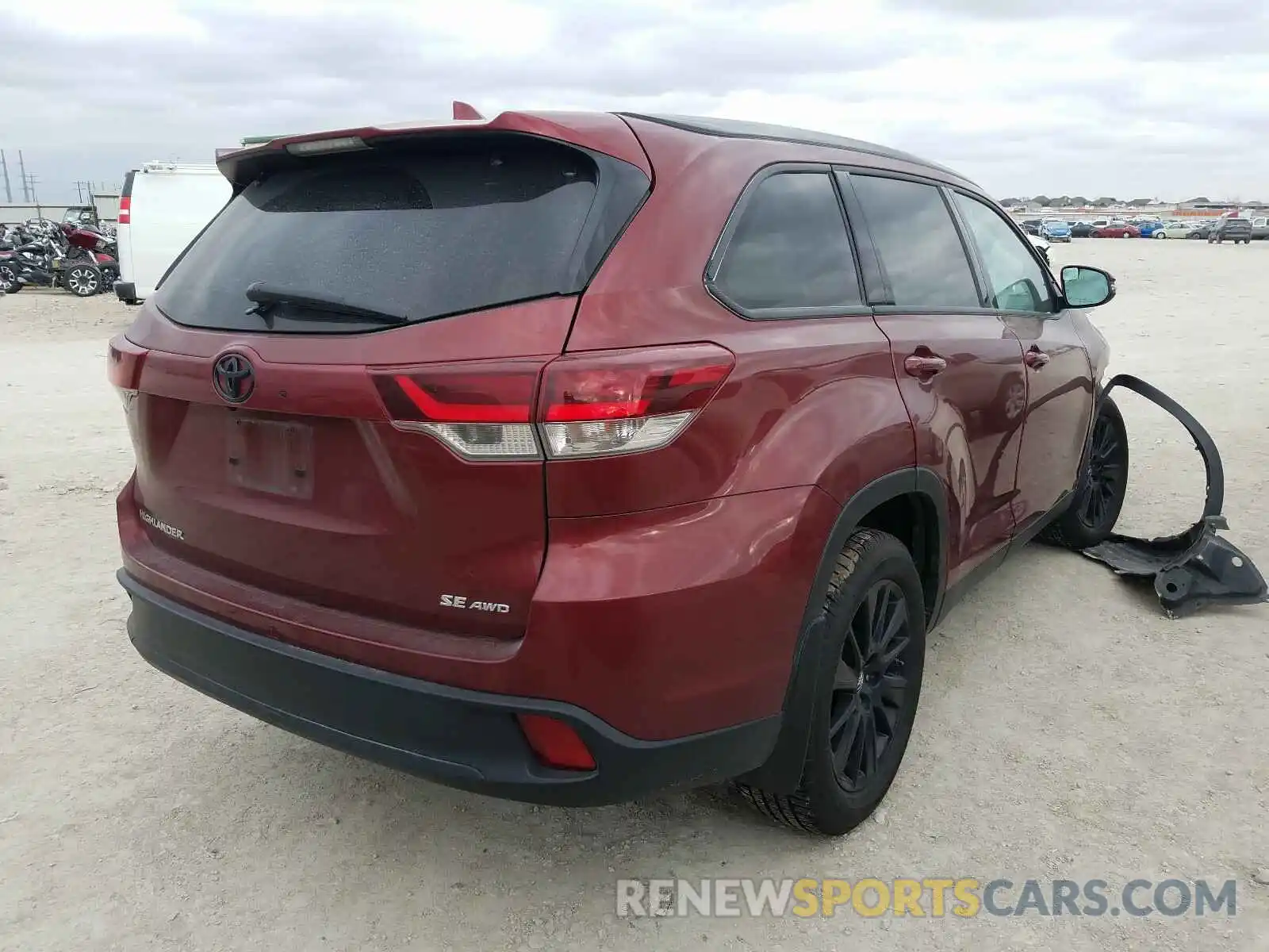 4 Photograph of a damaged car 5TDJZRFH0KS624019 TOYOTA HIGHLANDER 2019