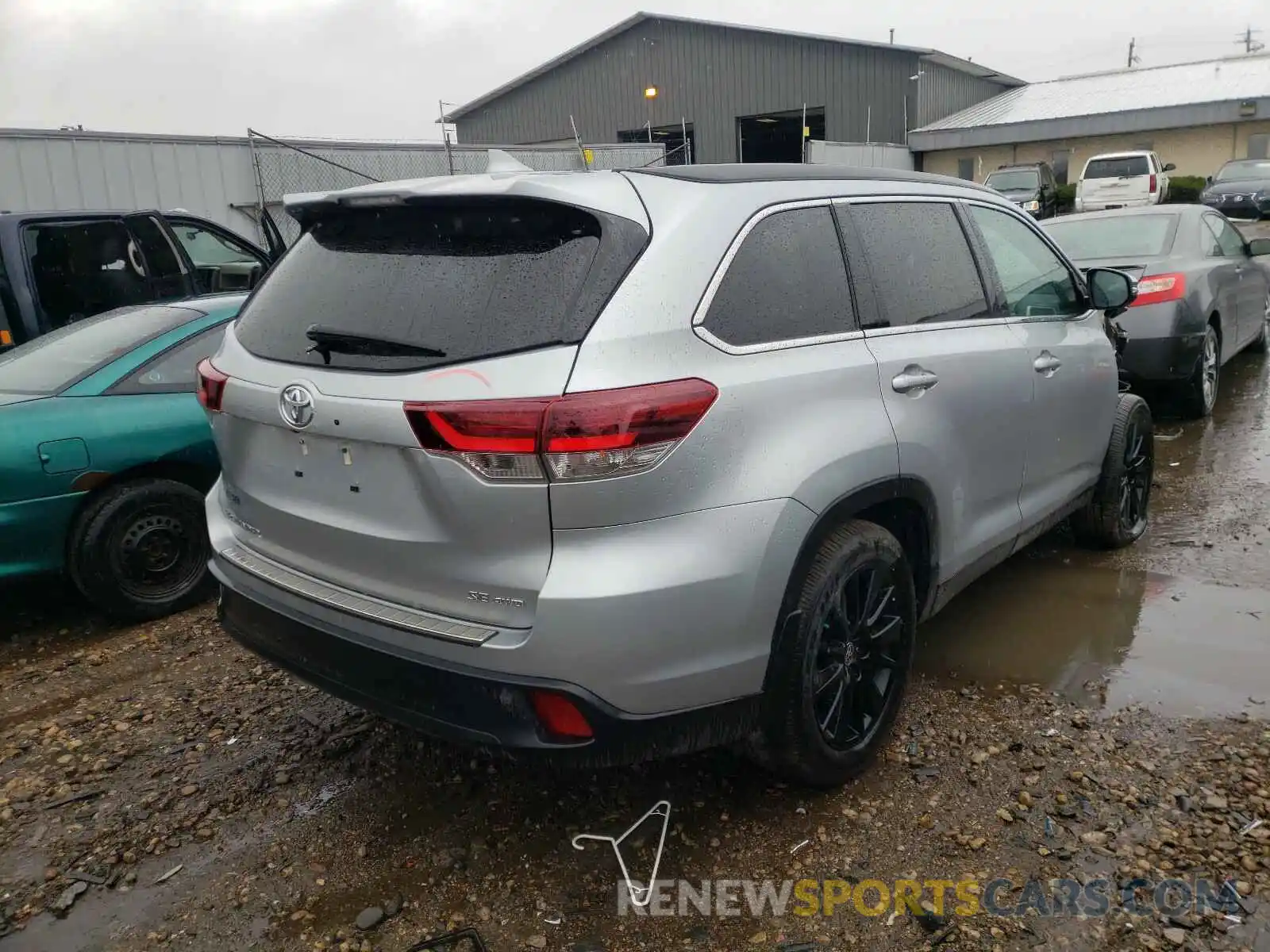 4 Photograph of a damaged car 5TDJZRFH0KS625767 TOYOTA HIGHLANDER 2019