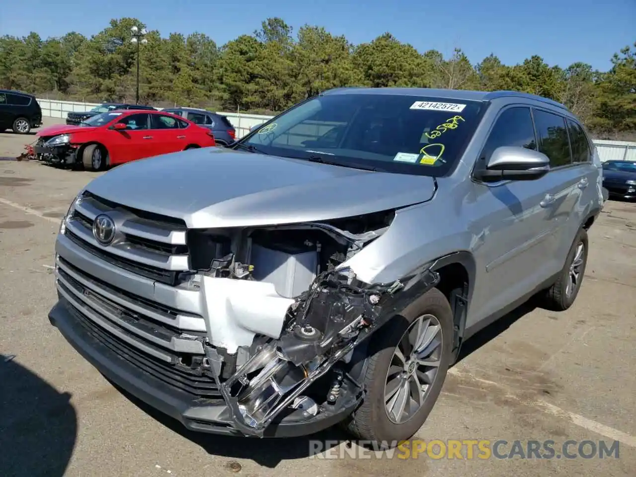 2 Photograph of a damaged car 5TDJZRFH0KS625879 TOYOTA HIGHLANDER 2019