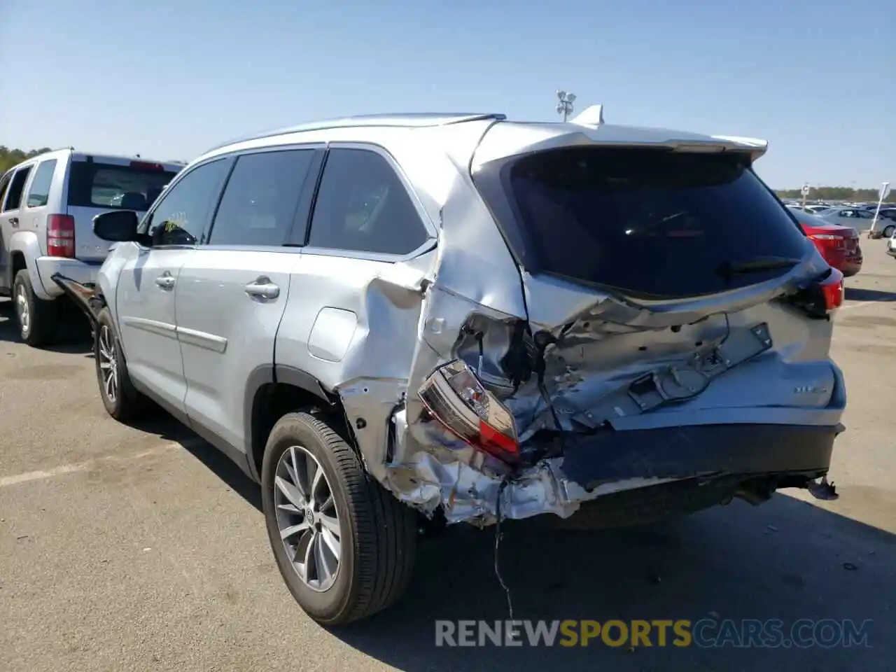 3 Photograph of a damaged car 5TDJZRFH0KS625879 TOYOTA HIGHLANDER 2019