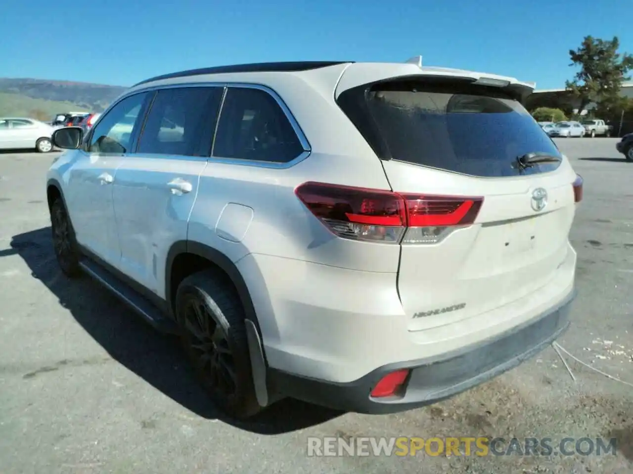 3 Photograph of a damaged car 5TDJZRFH0KS626398 TOYOTA HIGHLANDER 2019