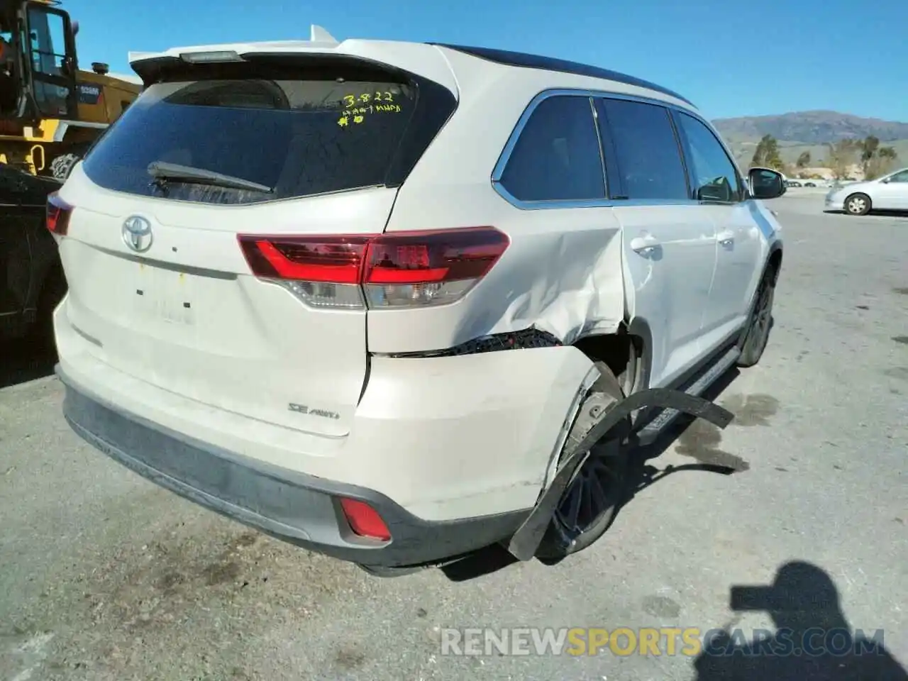 4 Photograph of a damaged car 5TDJZRFH0KS626398 TOYOTA HIGHLANDER 2019