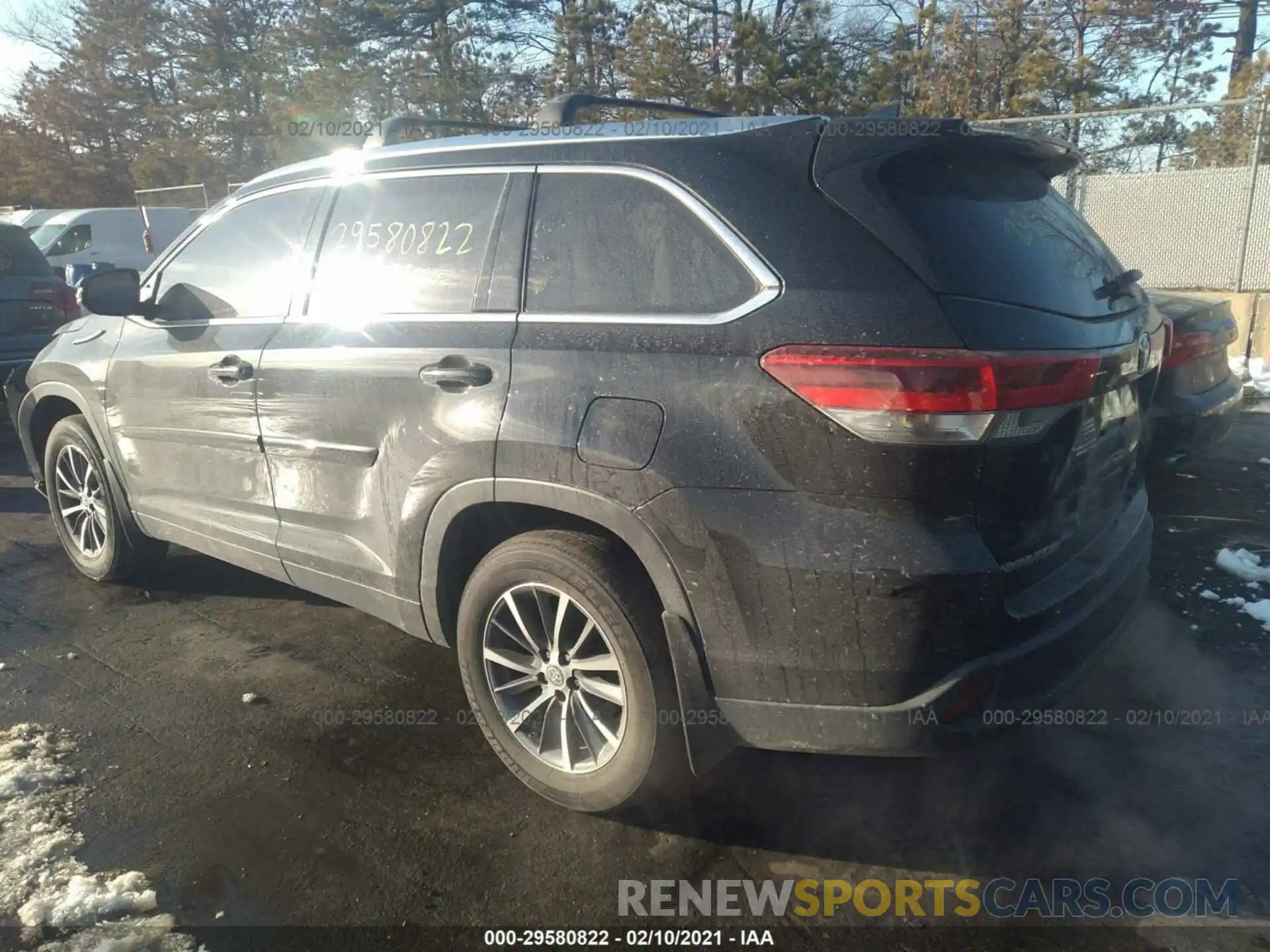 3 Photograph of a damaged car 5TDJZRFH0KS628278 TOYOTA HIGHLANDER 2019