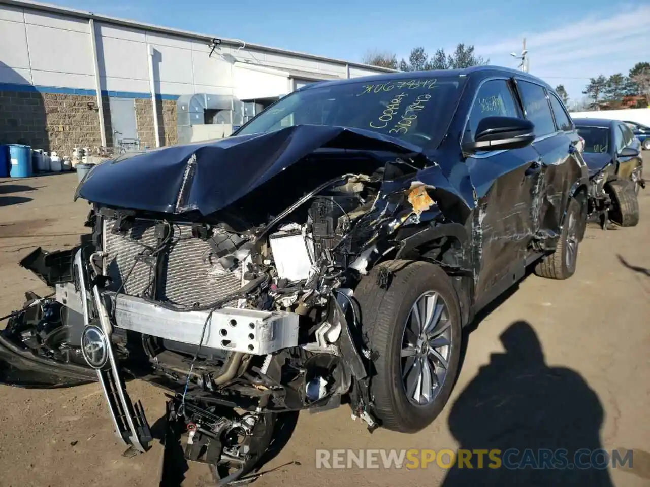 2 Photograph of a damaged car 5TDJZRFH0KS629933 TOYOTA HIGHLANDER 2019