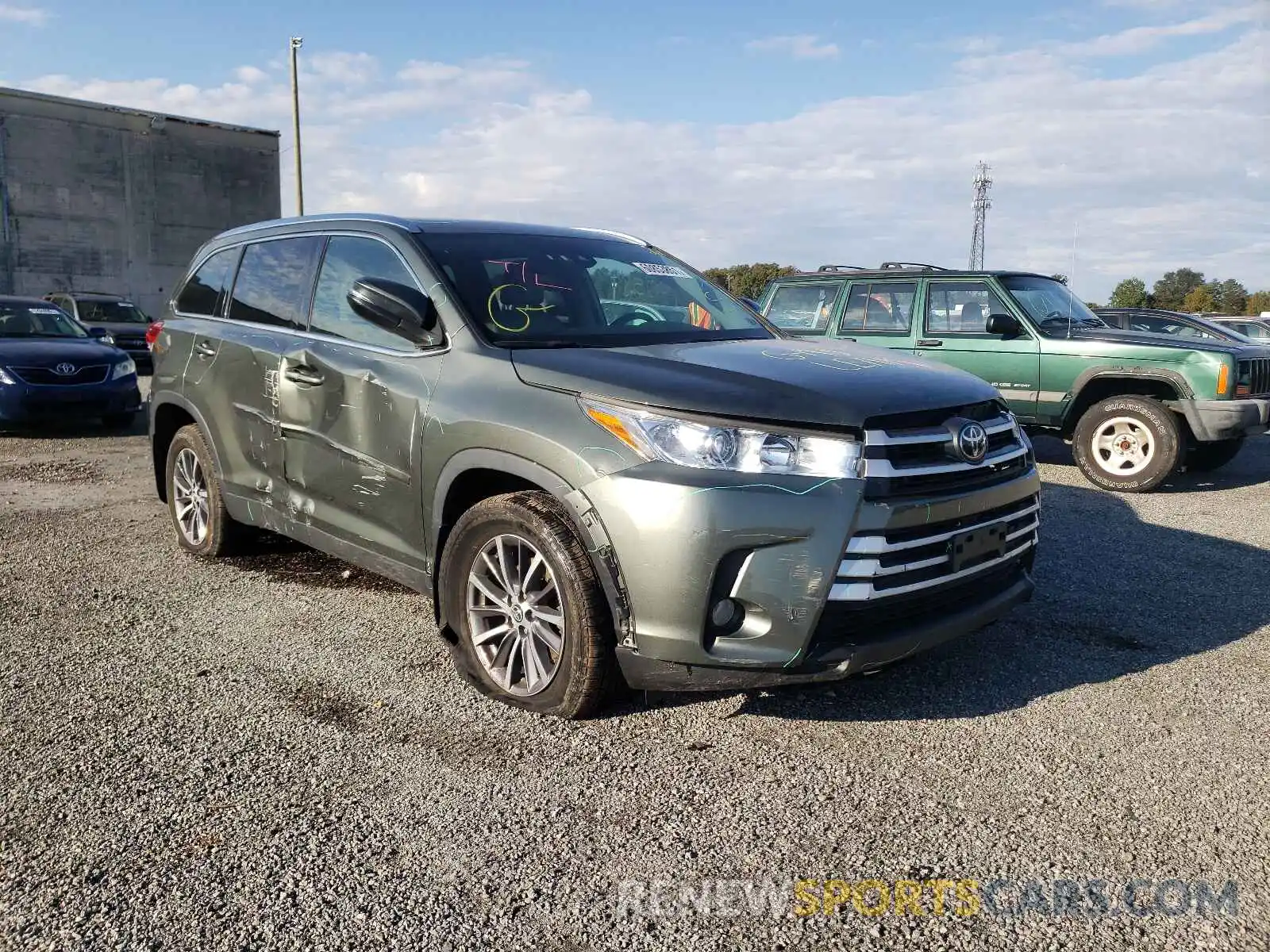 1 Photograph of a damaged car 5TDJZRFH0KS701830 TOYOTA HIGHLANDER 2019