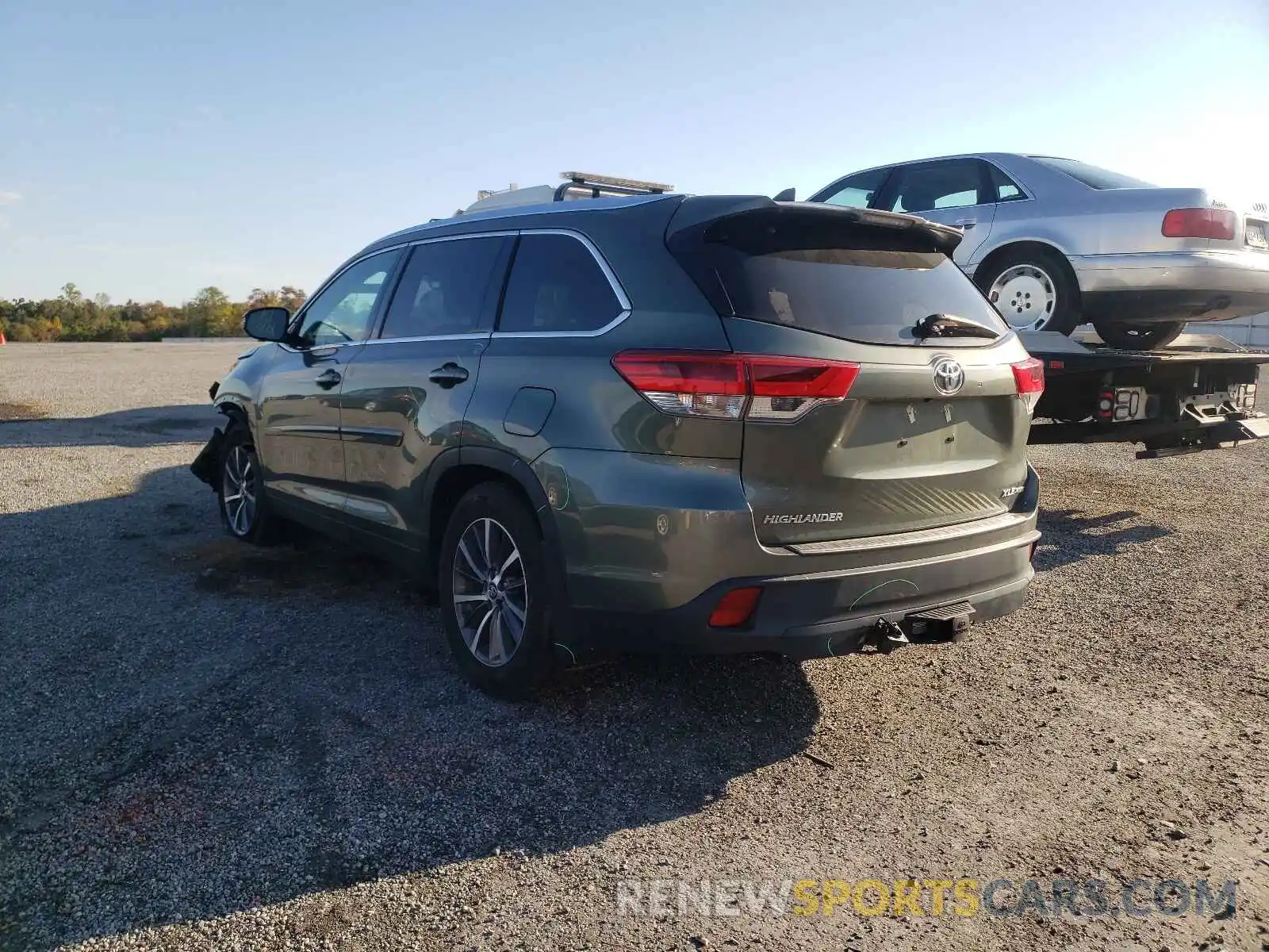 3 Photograph of a damaged car 5TDJZRFH0KS701830 TOYOTA HIGHLANDER 2019