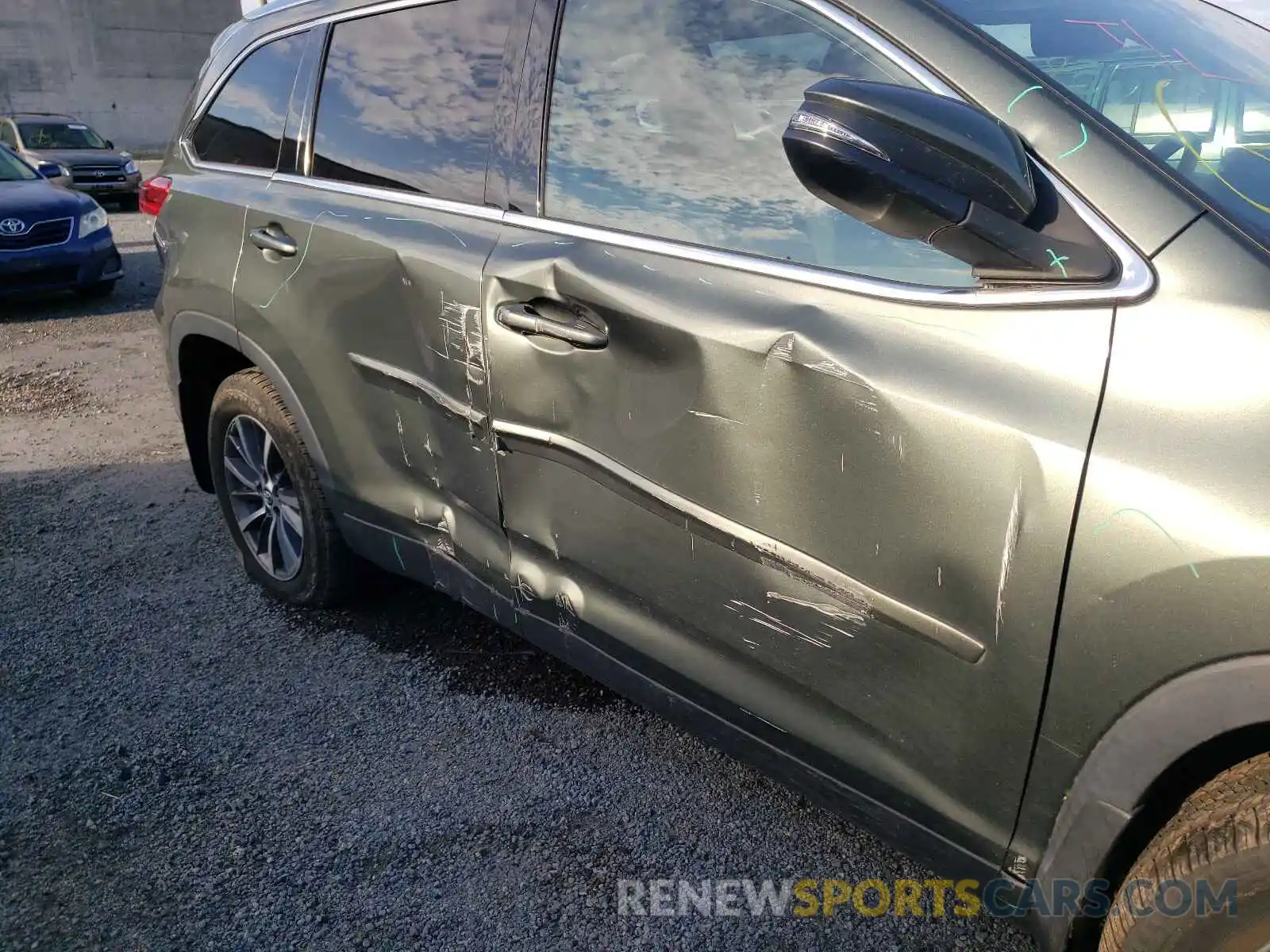 9 Photograph of a damaged car 5TDJZRFH0KS701830 TOYOTA HIGHLANDER 2019