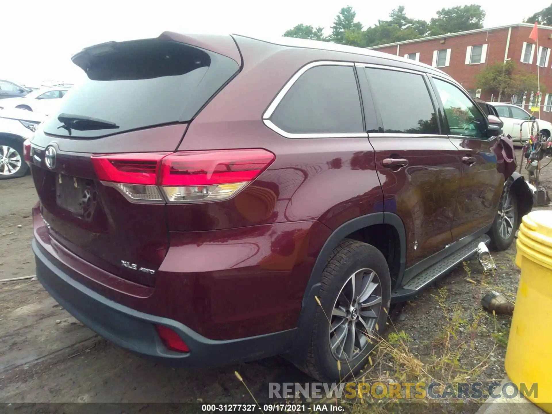 4 Photograph of a damaged car 5TDJZRFH0KS702489 TOYOTA HIGHLANDER 2019