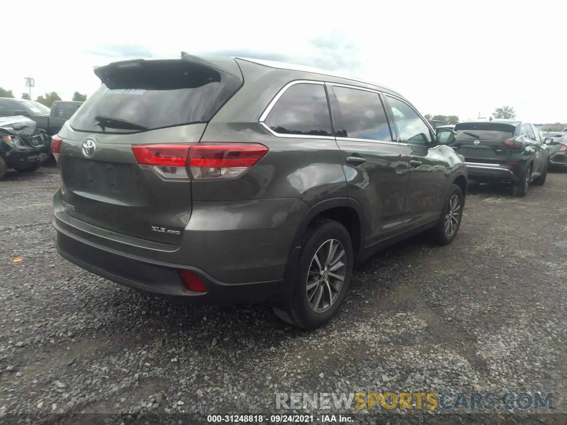 4 Photograph of a damaged car 5TDJZRFH0KS705795 TOYOTA HIGHLANDER 2019