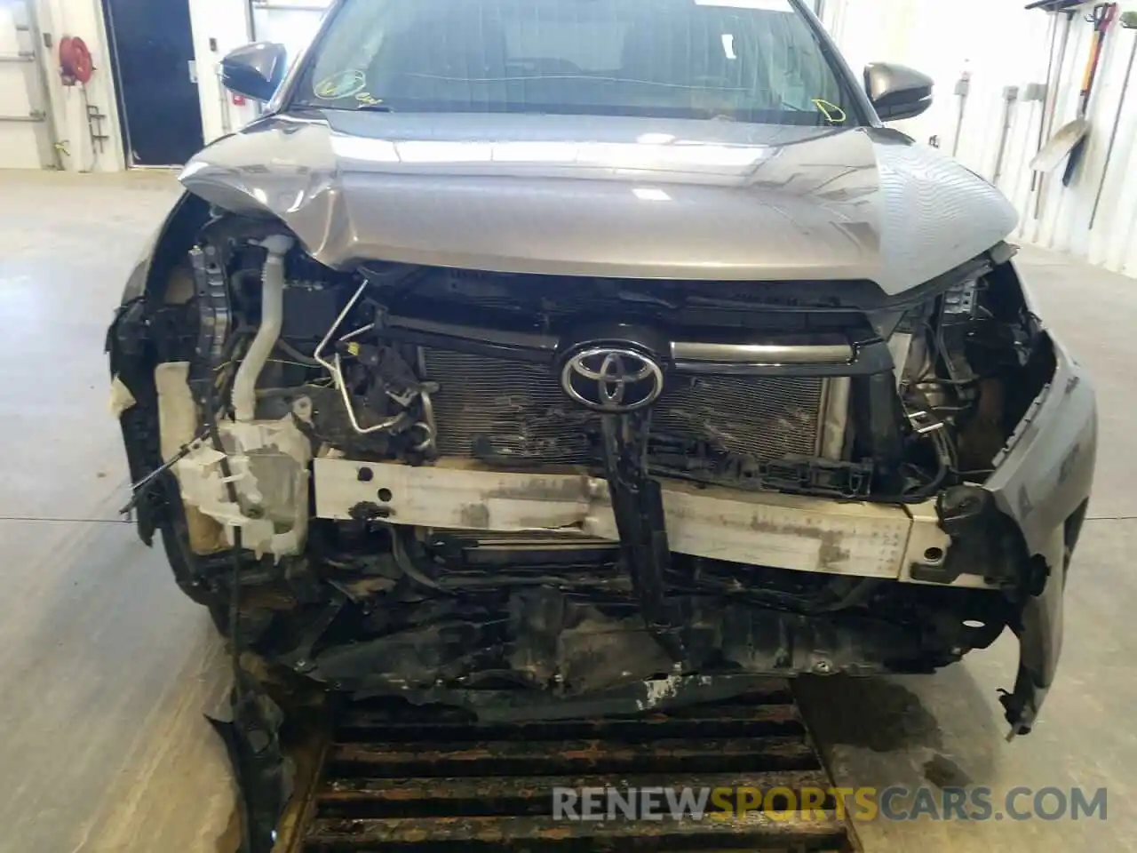 9 Photograph of a damaged car 5TDJZRFH0KS707286 TOYOTA HIGHLANDER 2019