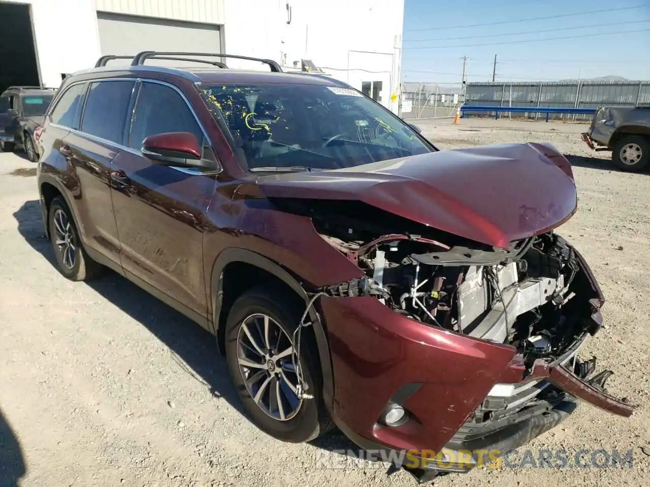 1 Photograph of a damaged car 5TDJZRFH0KS709264 TOYOTA HIGHLANDER 2019