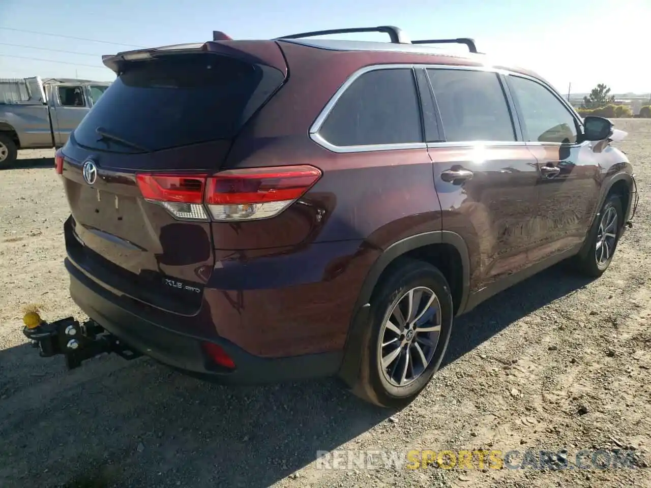 4 Photograph of a damaged car 5TDJZRFH0KS709264 TOYOTA HIGHLANDER 2019