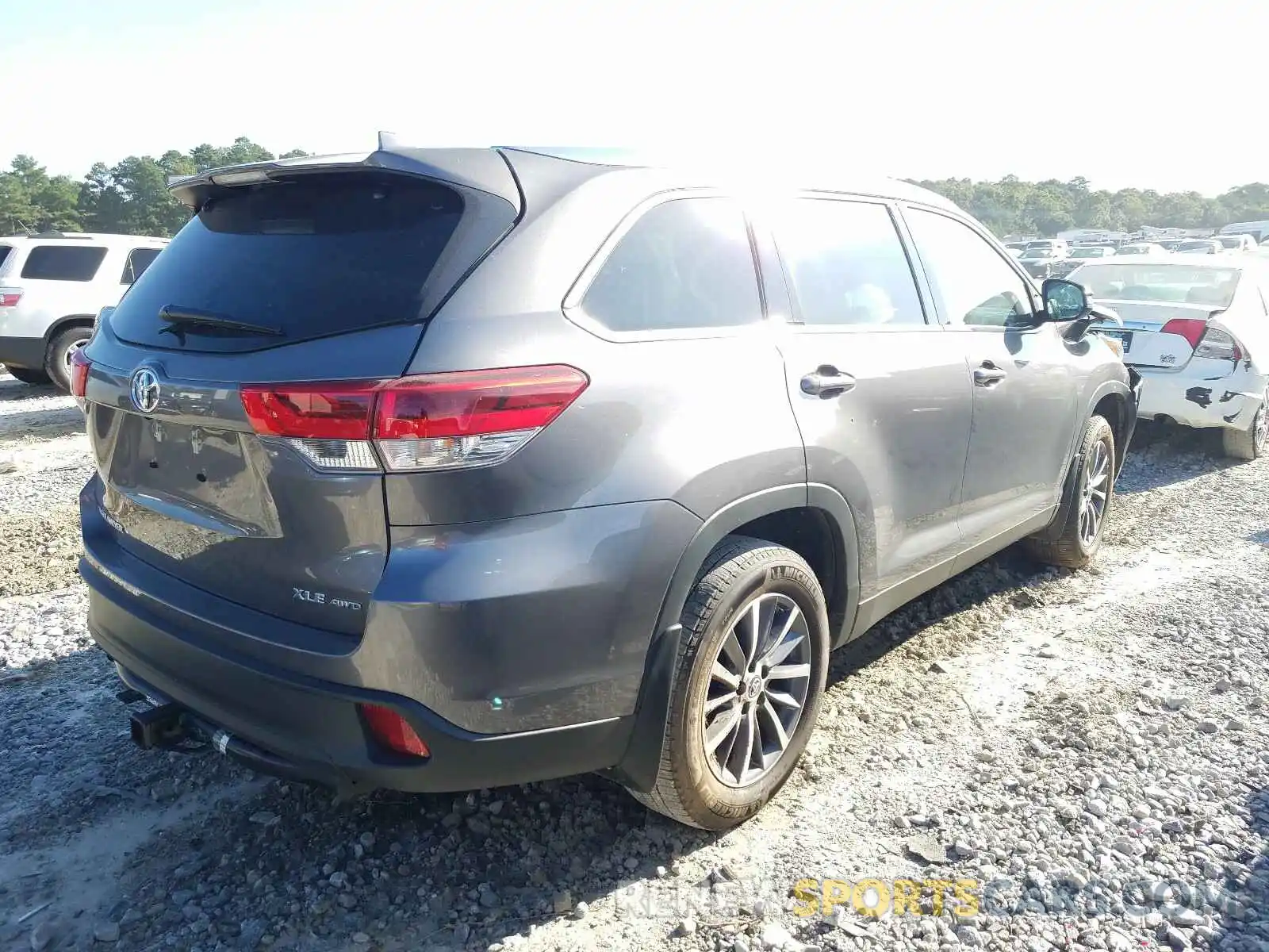 4 Photograph of a damaged car 5TDJZRFH0KS713122 TOYOTA HIGHLANDER 2019