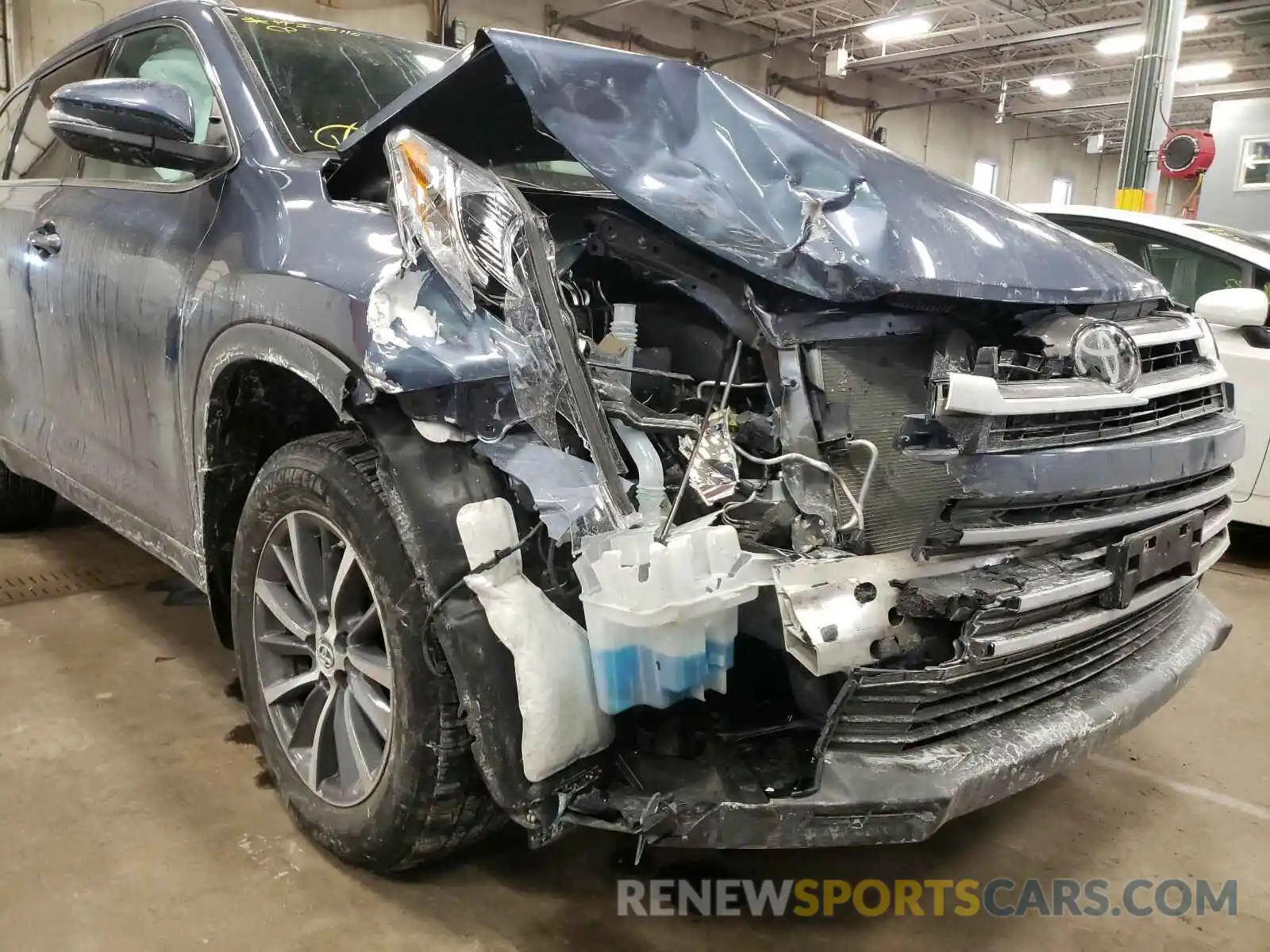 9 Photograph of a damaged car 5TDJZRFH0KS717817 TOYOTA HIGHLANDER 2019