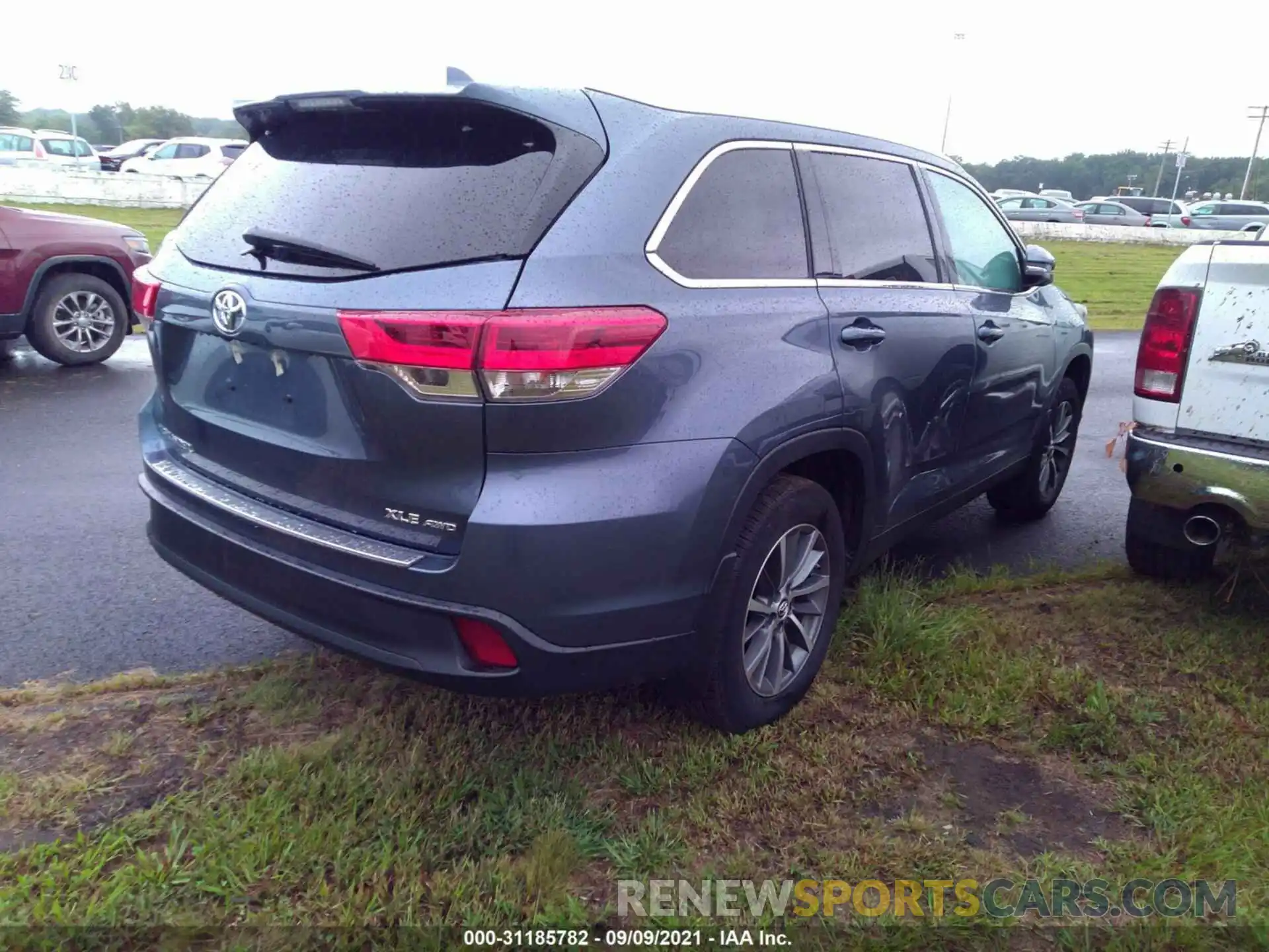 4 Photograph of a damaged car 5TDJZRFH0KS723231 TOYOTA HIGHLANDER 2019