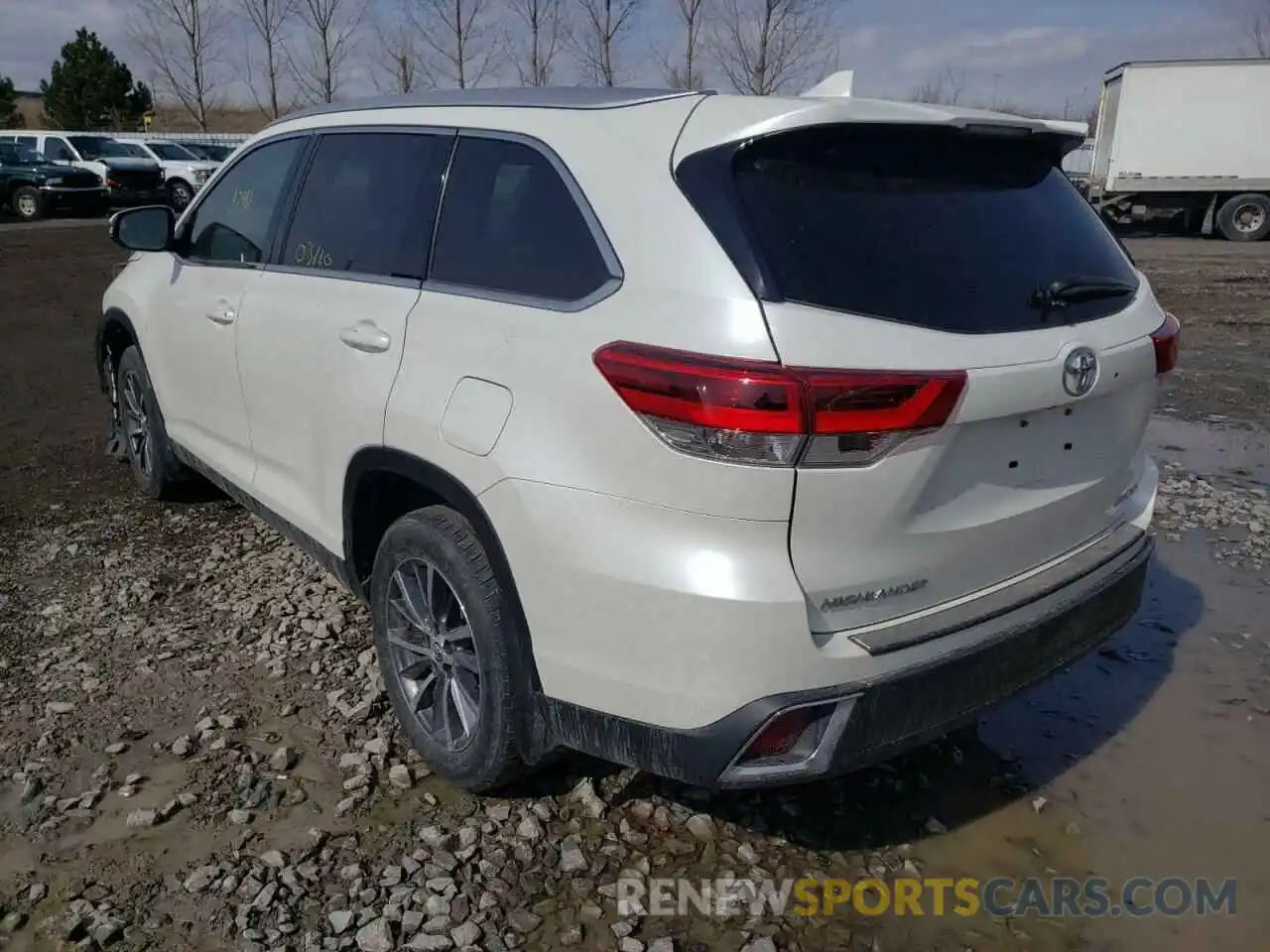 3 Photograph of a damaged car 5TDJZRFH0KS732429 TOYOTA HIGHLANDER 2019