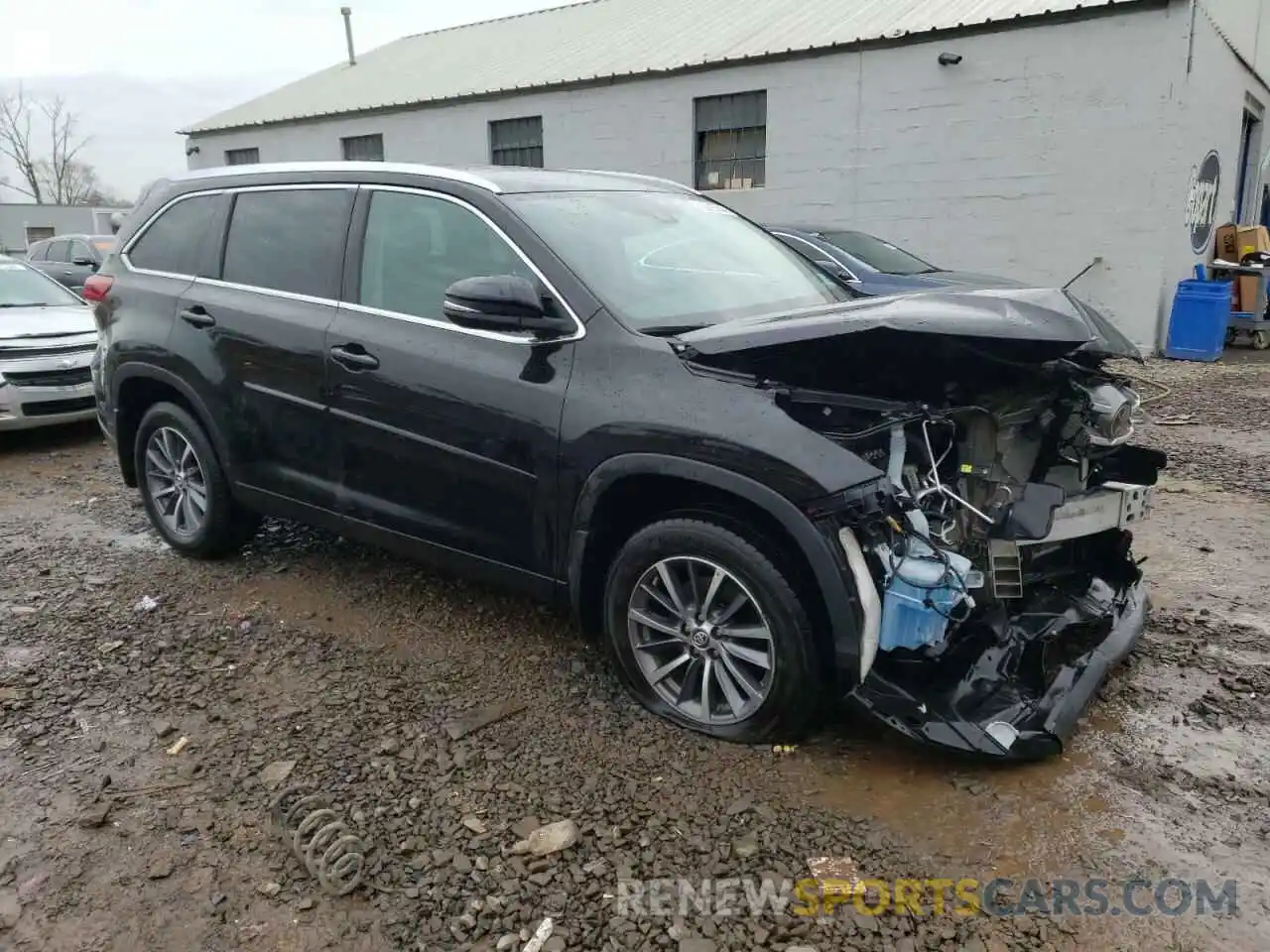 4 Photograph of a damaged car 5TDJZRFH0KS734309 TOYOTA HIGHLANDER 2019