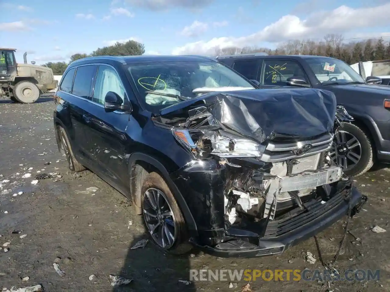 1 Photograph of a damaged car 5TDJZRFH0KS735671 TOYOTA HIGHLANDER 2019