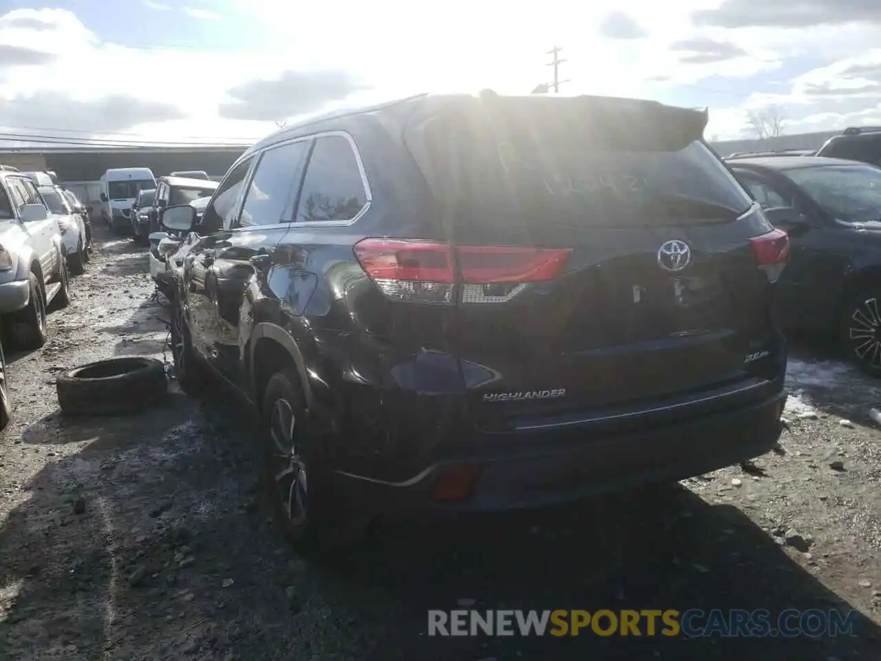 3 Photograph of a damaged car 5TDJZRFH0KS735671 TOYOTA HIGHLANDER 2019