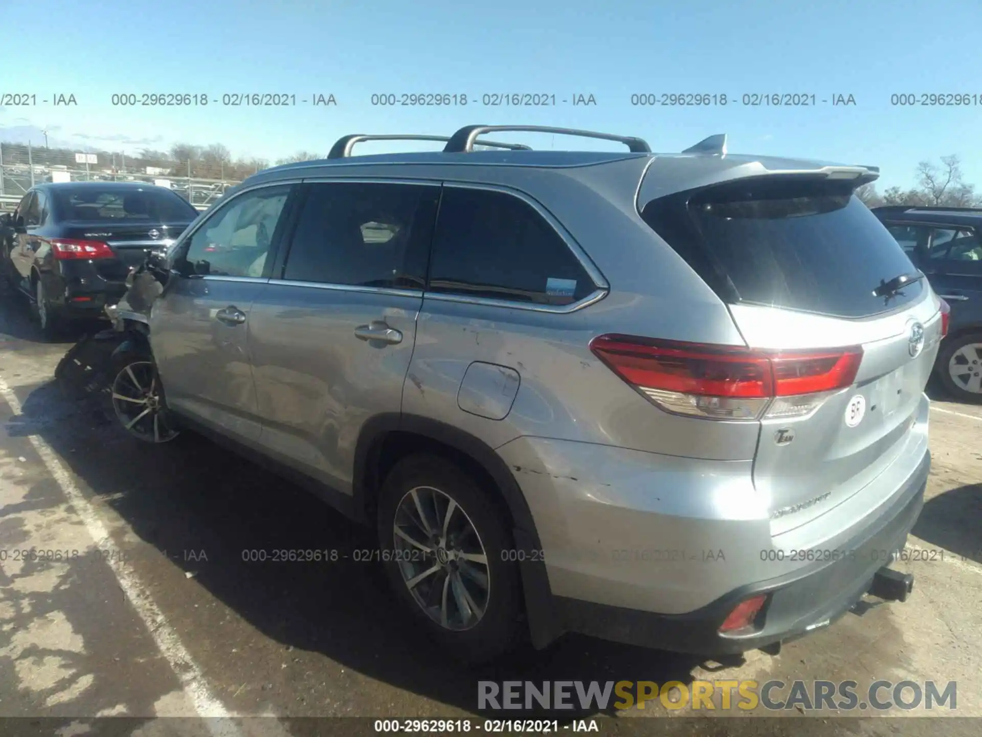 3 Photograph of a damaged car 5TDJZRFH0KS739252 TOYOTA HIGHLANDER 2019