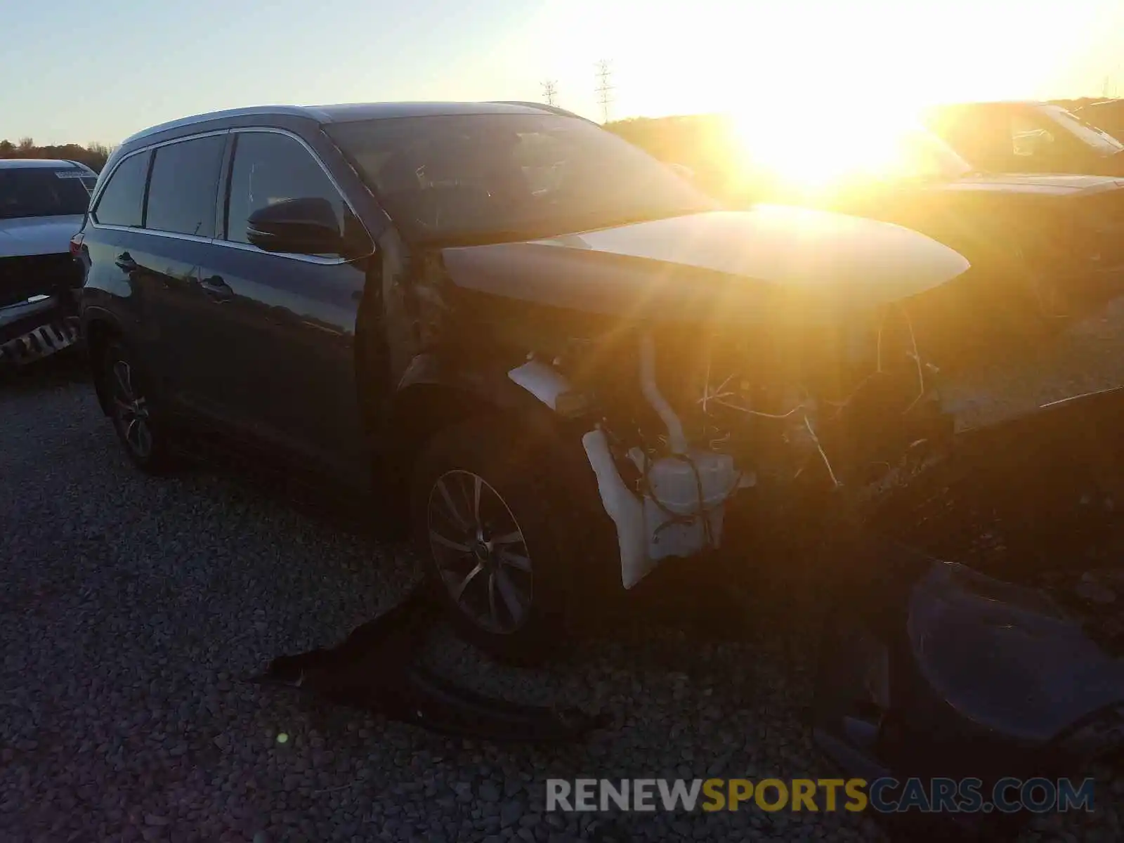 1 Photograph of a damaged car 5TDJZRFH0KS745276 TOYOTA HIGHLANDER 2019