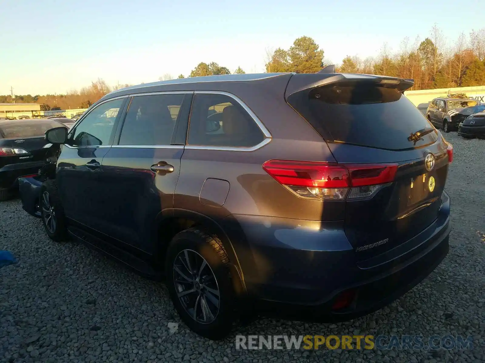 3 Photograph of a damaged car 5TDJZRFH0KS745276 TOYOTA HIGHLANDER 2019