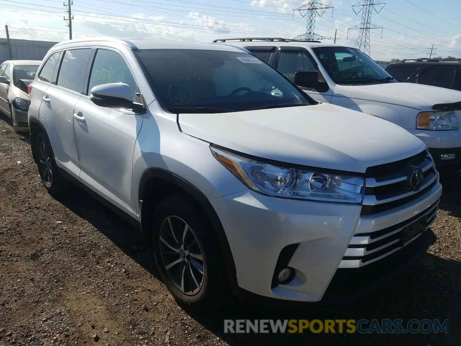 1 Photograph of a damaged car 5TDJZRFH0KS916009 TOYOTA HIGHLANDER 2019