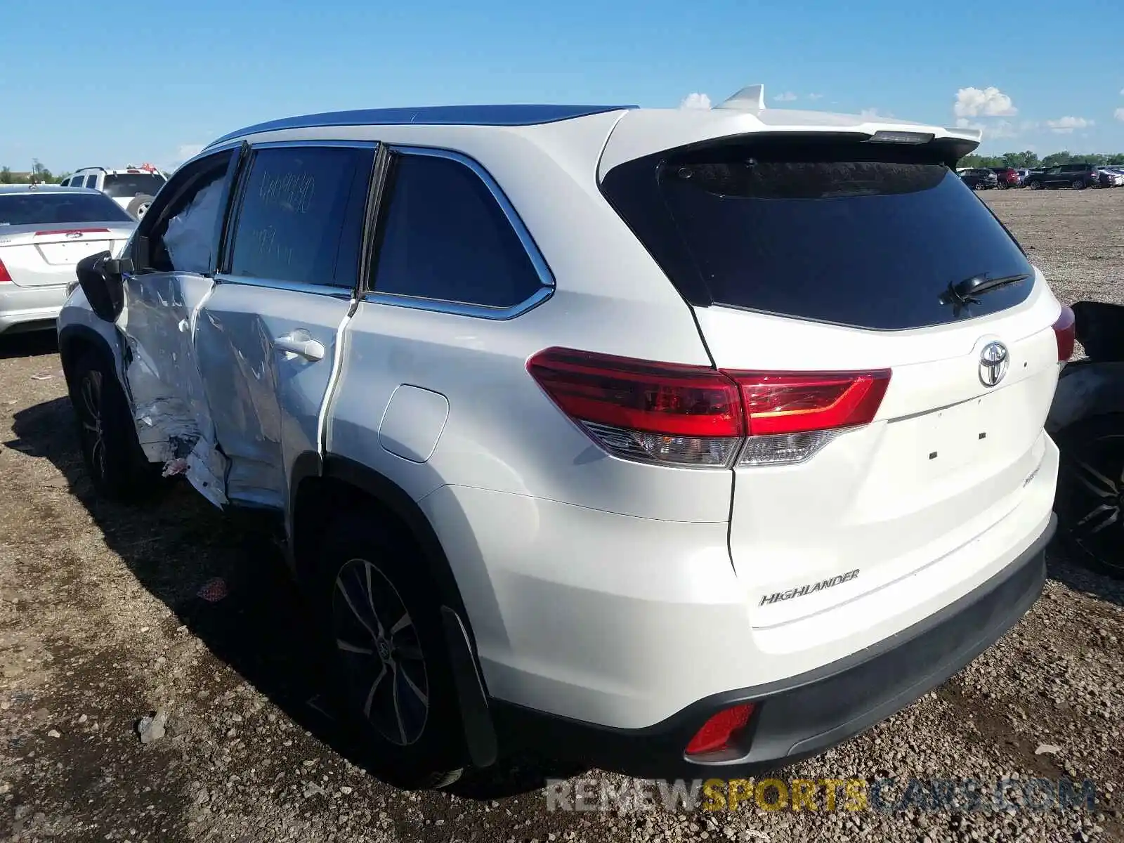 3 Photograph of a damaged car 5TDJZRFH0KS916009 TOYOTA HIGHLANDER 2019