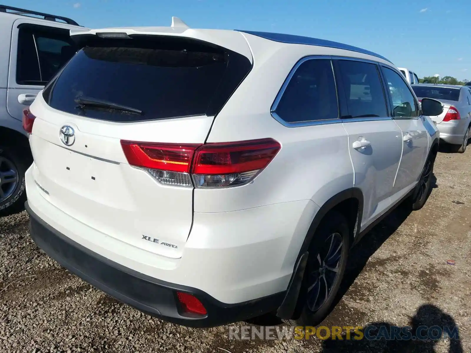 4 Photograph of a damaged car 5TDJZRFH0KS916009 TOYOTA HIGHLANDER 2019