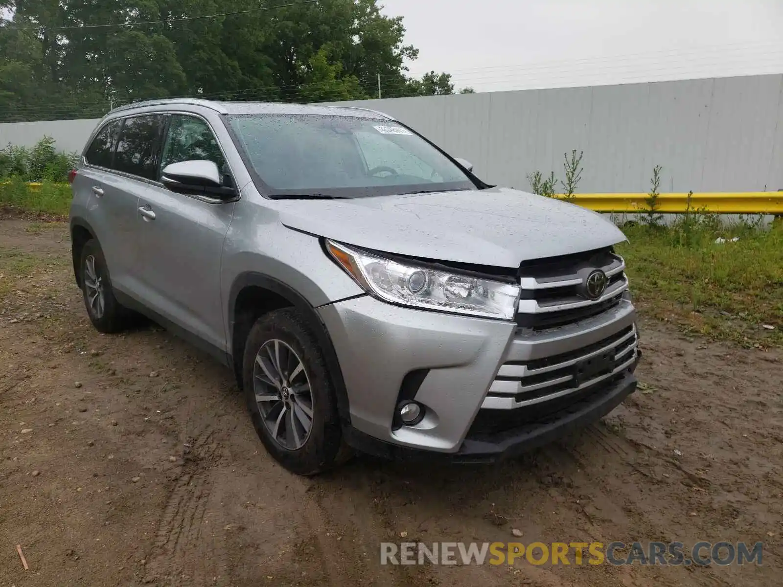 1 Photograph of a damaged car 5TDJZRFH0KS917306 TOYOTA HIGHLANDER 2019