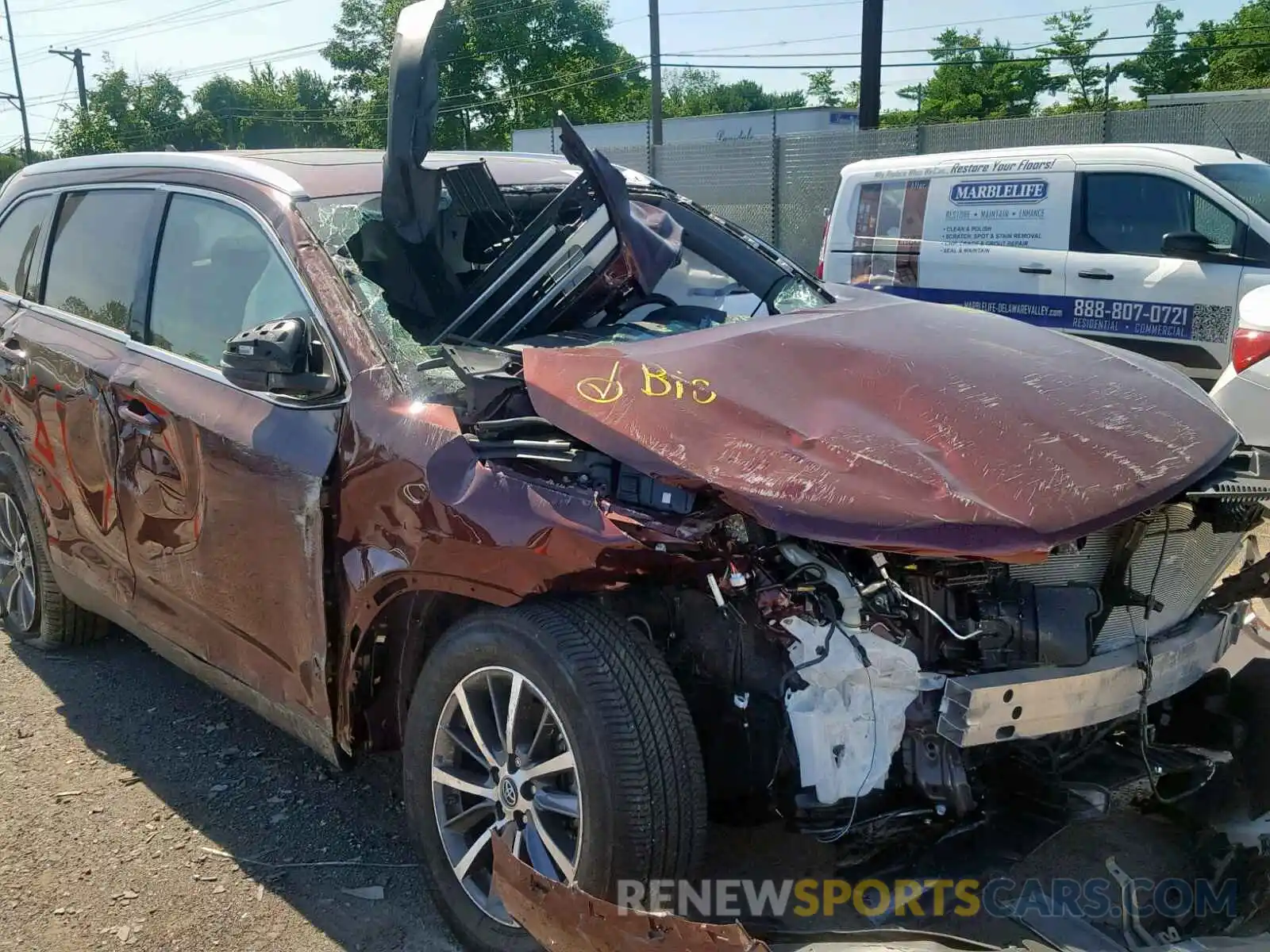 9 Photograph of a damaged car 5TDJZRFH0KS918729 TOYOTA HIGHLANDER 2019